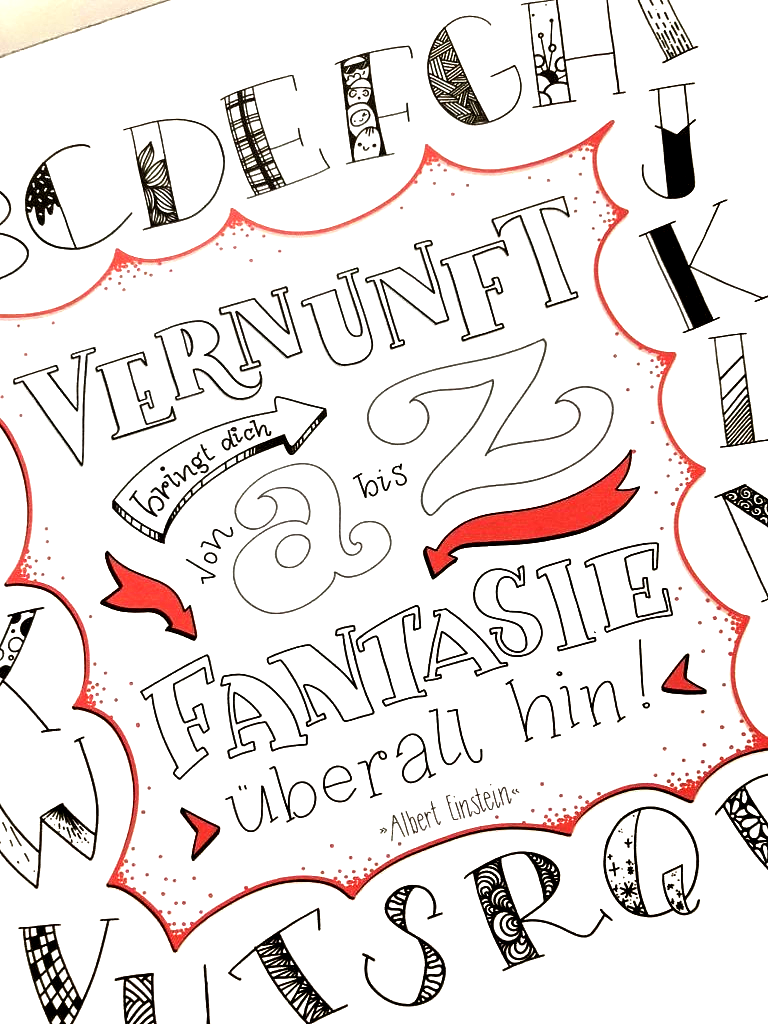Handlettering aus Großbuchstaben. Die Flächen der Buchstaben sind mit Handlettering-Schmuckelementen verziert. Jeder Buchstabe hat ein eigenes, handgezeichnetes Design. Buchstaben-Verzierungen sind, Herzen, Blumen, Blätter, Sterne, Muster, Kreise, Punkte, Schraffur. Design