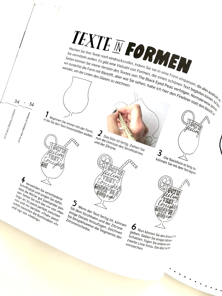 Handlettering in Formen. Insgesamt fünf Entwürfe zeigen ein gemaltes Glas, das nach und nach mit Schrift und illustrativen Verzierungen verschönert wird..