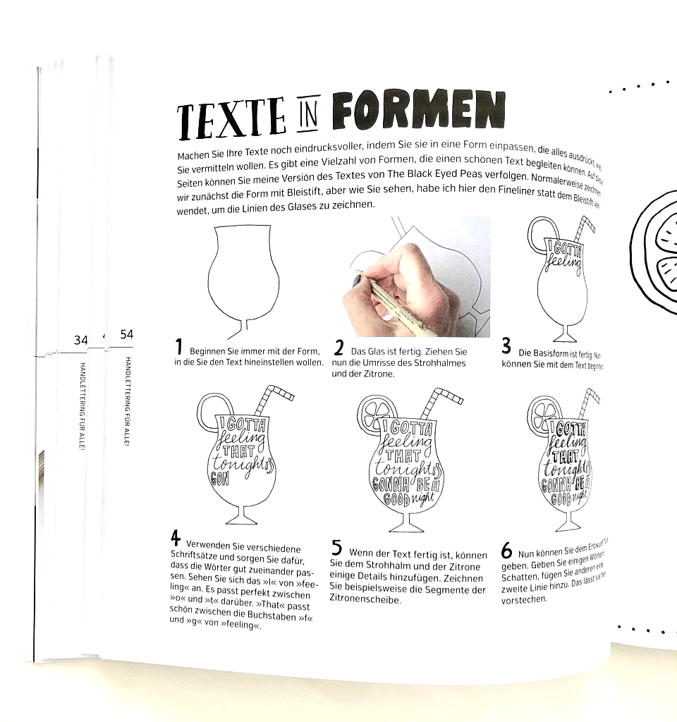 Handlettering in Formen. Insgesamt fünf Entwürfe zeigen ein gemaltes Glas, das nach und nach mit Schrift und illustrativen Verzierungen verschönert wird..