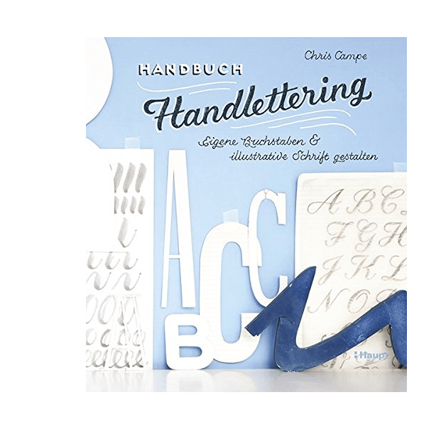 Buchempfehlung Handbuch Handlettering. Eigene Buchstaben und illustrierte Schrift gestalten von Chris Campe. Hauptverlag Buchcover Handbuch Handlettering - Eigene Buchstaben und illustrierte Schrift gestalten von Chris Campe. Handlettering lernen Buchempfehlung. Handlettering-Buch Rezension von Feinrosa Handlettering Design und Papeterie.