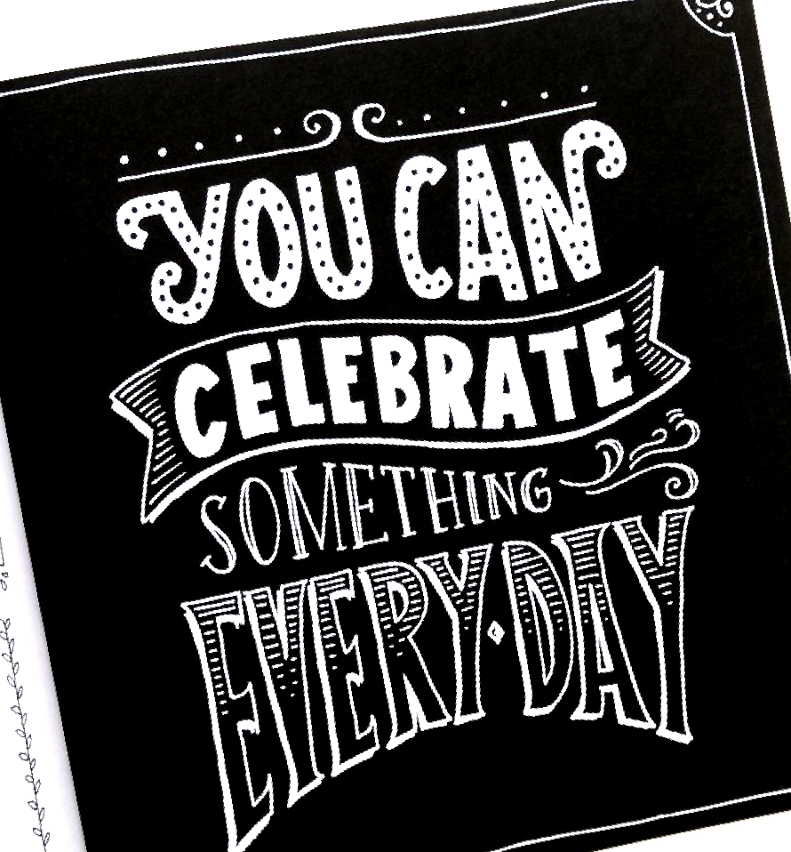 Weiße Großbuchstaben auf schwarzem Grund zeigen ein Handlettering mit Spruch. Die Worte sind  in unterschiedlichen Größen und auf verschiedenen Grundlinien platziert. Einzelne Buchstaben sind ausgemalt, einige sind mit Handlettering-Schmuckelementen wie Pünktchen, Streifen usw. verziert.