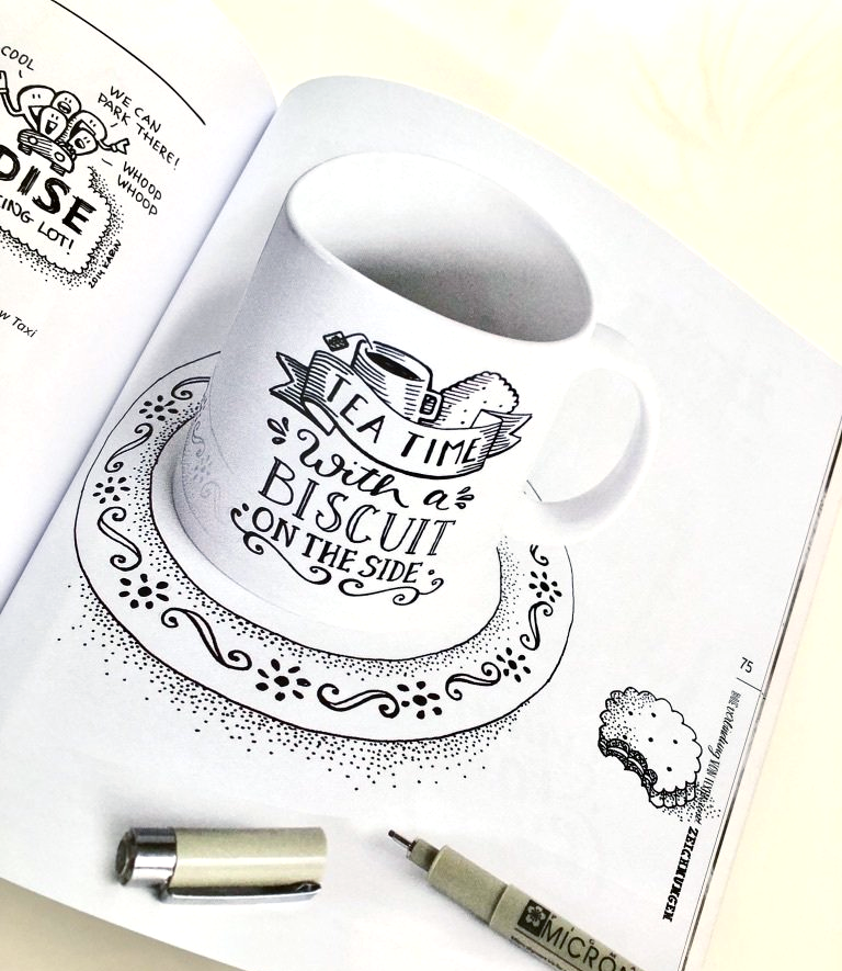 Weiße Tasse, die mit schwarzer Tinte handschriftlich mit Spruch beschriftet ist.  Das Lettering ist mit einem Banner, Blättern und einer Tee-Tassen-Illustration verziert.