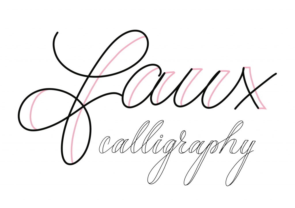 Die falsche Kalligrafie Feinrosa Handlettering „faux-calligraphy / falsche Kalligrafie“. Das Wort Faux ist in einer monoline Schrift von Hand geschrieben. Parallel zu den schwarzen Buchstabenlinien sind rosafarbene Linien gezeichnet, die so einen kalligrafischen-Look gestalten.