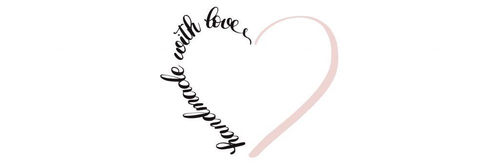 Feinrosa Designs sind Handmade with love ist ein schwarzer Brush-Lettering-Schriftzug im Stil moderner Kalligrafie. Er deutet mit seiner Form eine Hälfte eines Herzes an. Die andere Seite des Herzes besteht aus einem rosafarbenen, kalligrafischen Abstrich und rundet das Bild eines Herzess ab. Feinrosa Design ist immer „Handmade with Love“.