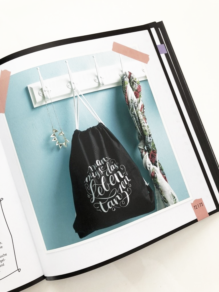 Weißes Handlettering auf einem schwarzen Taschen-Beutel von Frau Annika.