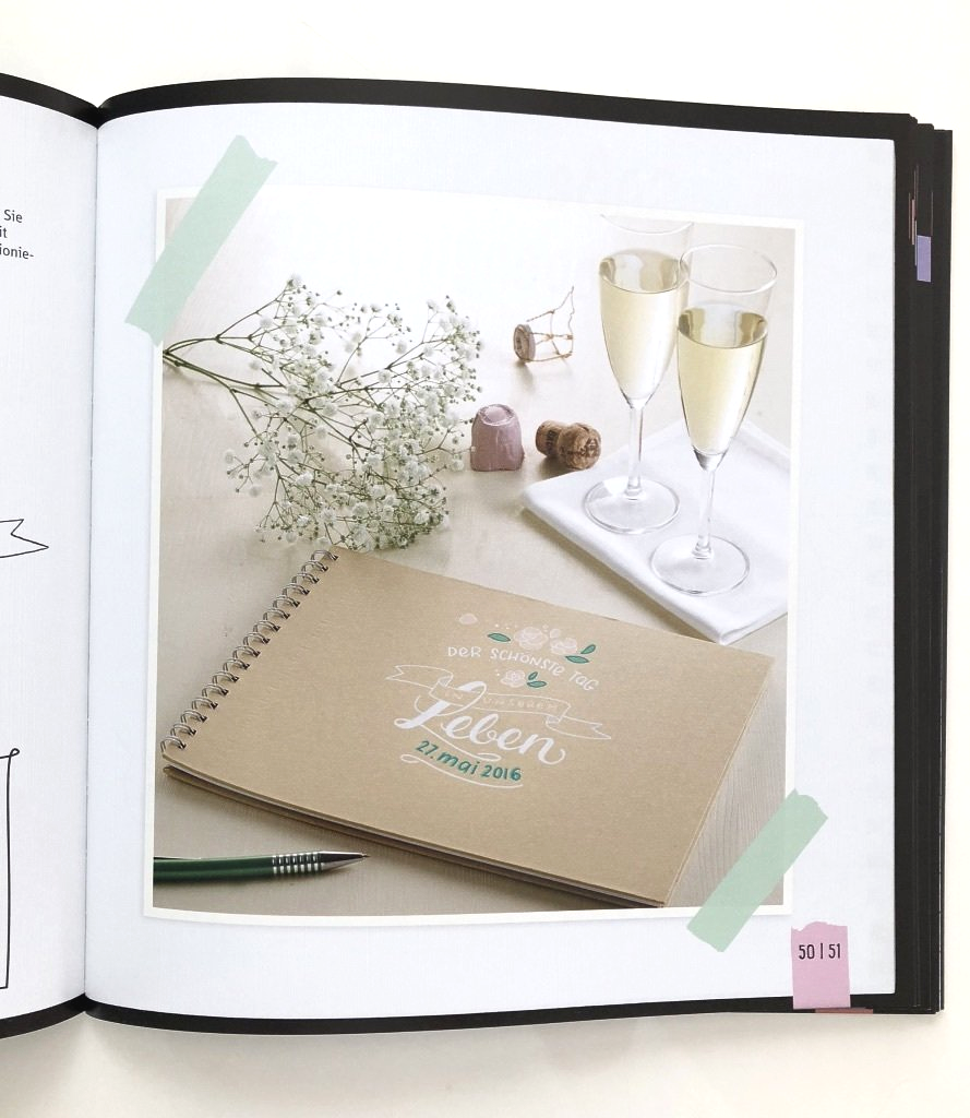 Weißes Handlettering auf Kraftpapier mit Schmuckelementen, Blumen, Blüten und Blättern, verziert.