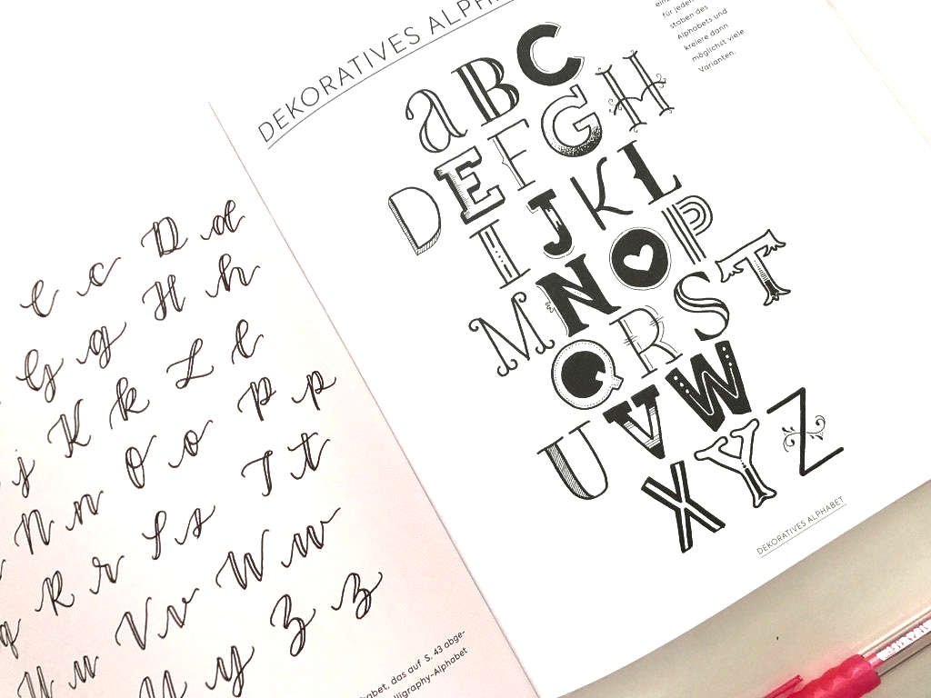 Handgezeichnetes, dekoratives Alphabet in Großbuchstaben. Die einzelnen Buchstaben sind illustrativ mit Handlettering-Schmuckelementen, wie Schraffur, Pünktchen, Blümchen und Herzen verzieert.