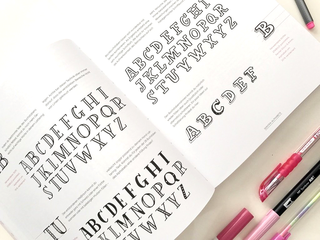 Handlettering. Handgezeichnete typografische Buchstaben mit und ohne Serifen. Auszug aus dem Buch Handlettering-Alphabete von Frau Hölle.