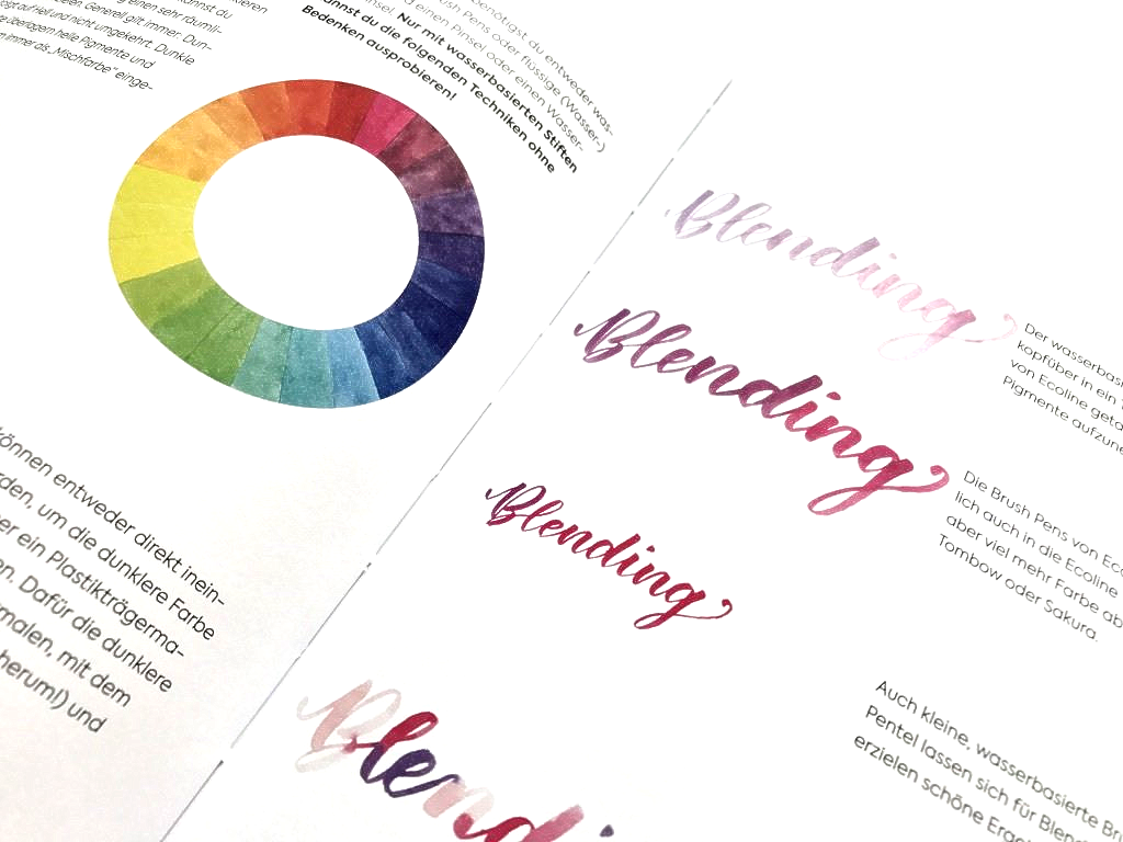 Farblehre Handlettering. Ein Farbkreis ist abgebildet. Auf der gegenüberliegenden Seite befinden sich vier pinkfarbene Brush-Letterings. Die Buchstaben sind mit Farbverläufen verblendet (Handlettering-Blending-Technik). Aus Rosa wird Lila, Aus Lila wird Rosa.