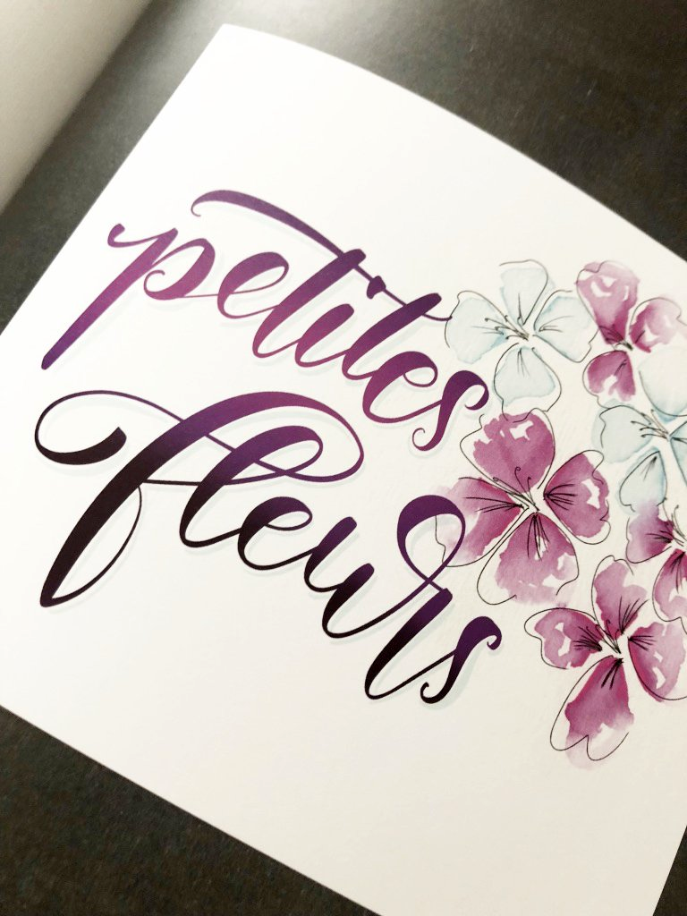 Brush-Lettering mit Lila-Farbverlauf und illustrierten Blumen im Watercolor-Look.