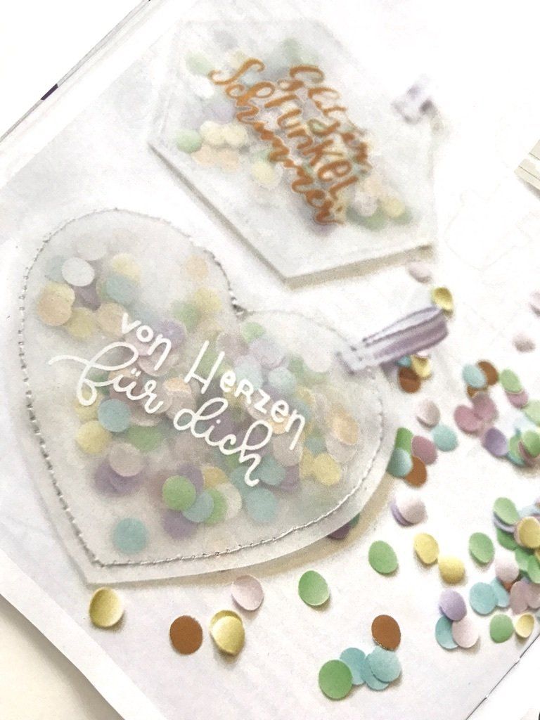 Von Herzen für dich, lautet der Handlettering Schriftzug, der auf einem selbstgenähten Herz, das mit Konfetti gefüllt ist, verziert ist.