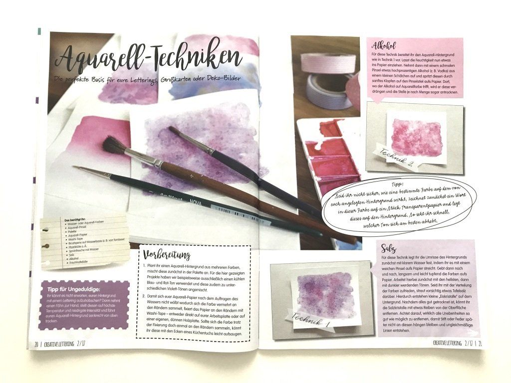Aquarell-Techniken (Watercolor). Mehrere Bilder mit Watercolor in der Farbe Lila/Rosa und drei Pinsel, sind in den Fließtext der Theorie eingebettet.
