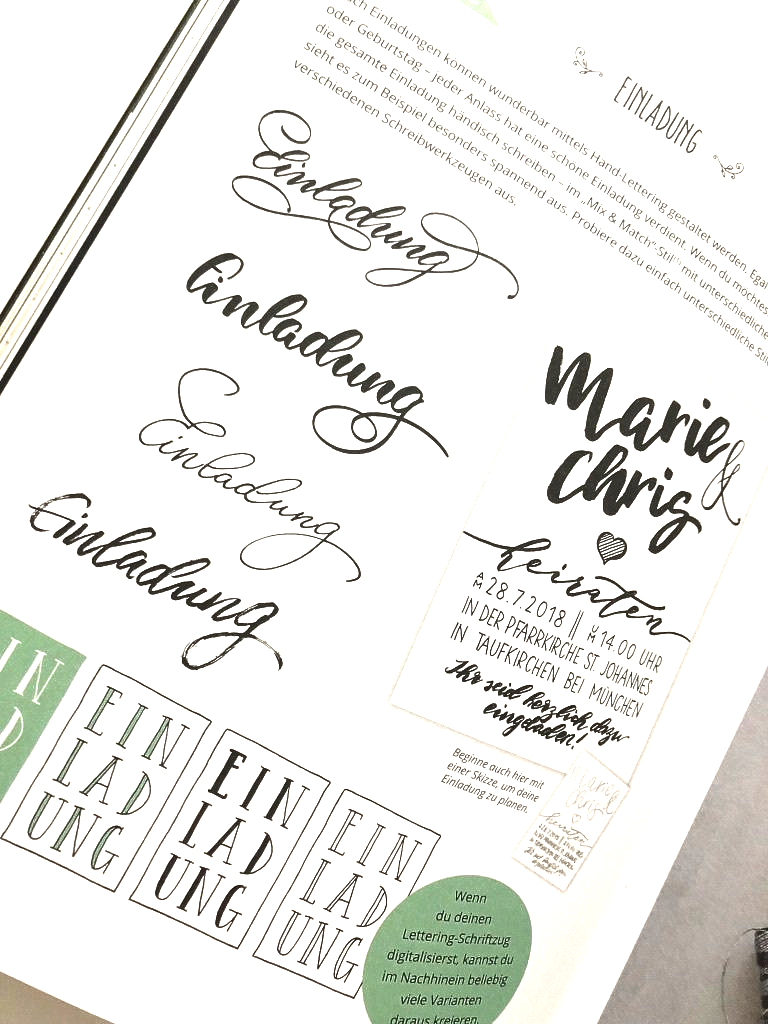 Handlettering. Schrift-Beispiele für Einladungen von Hand geschrieben (gelettert). Seite aus Katja Haas Handlettering-Buch.