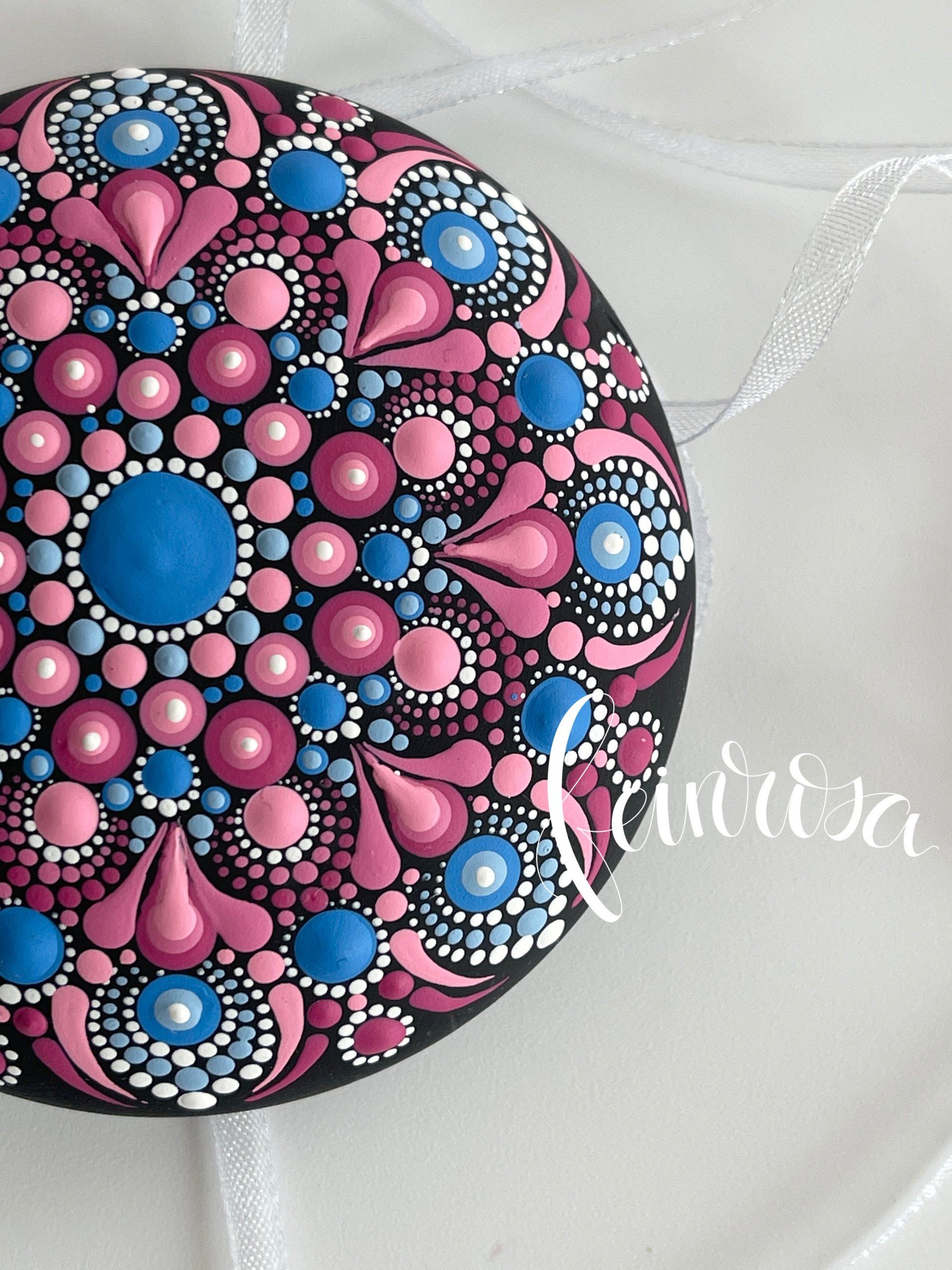 Mandala-Stein mit Swooshes Handbemalter Mandala-Stein-Rohling aus Gips. Dot-Painting Maltechnik mit Acrylfarben. Dot Art von Künstlerin Anja Gries, Feinrosa. Punktmalerei in Blau und Pink mit eleganten Swooshes. ©feinrosa