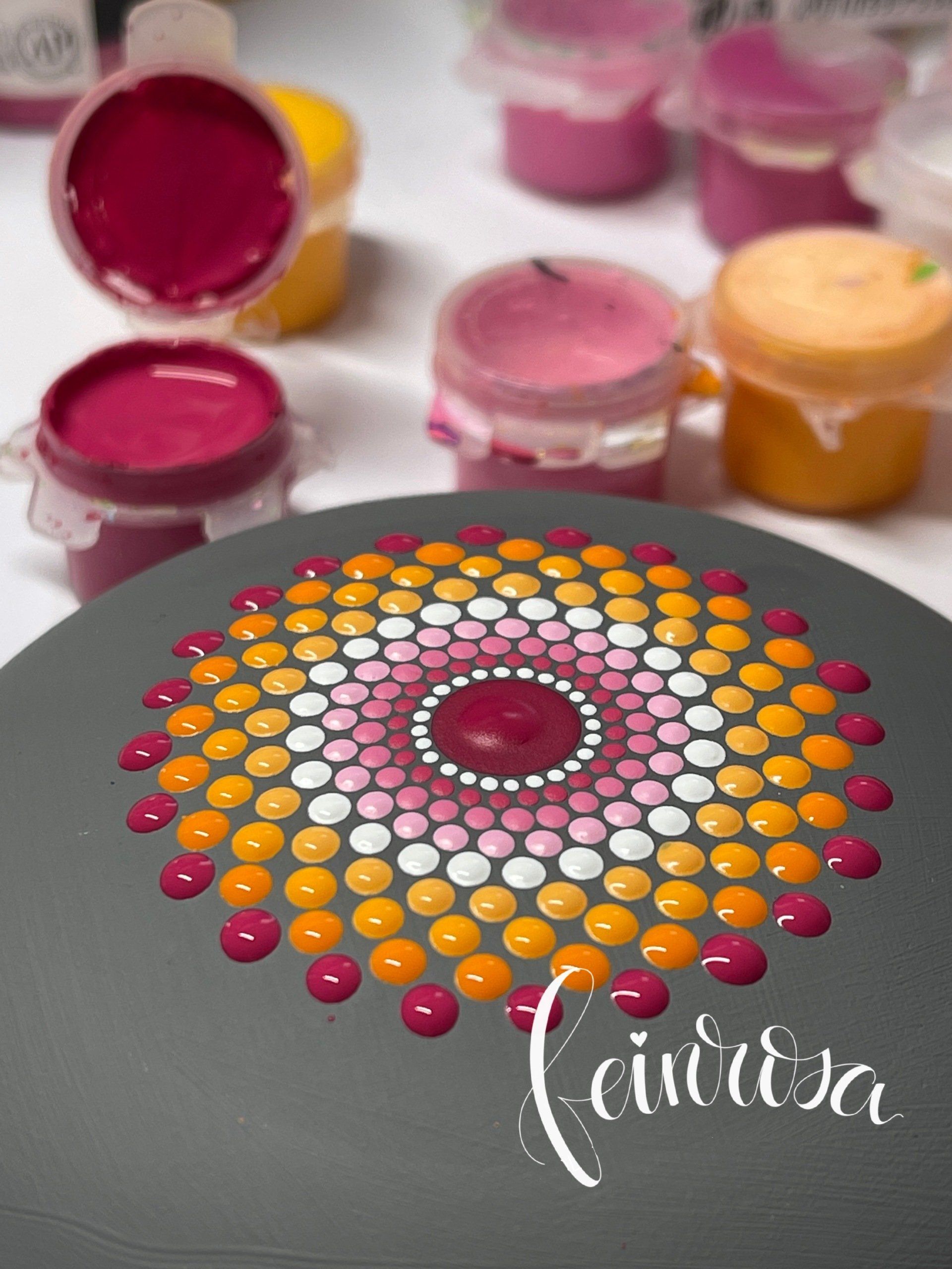 Mandala-Stein mit noch nassen Farbpünktchen aus Acrylfarben.Dot-.Painting. Handbemalte Steine und Mandala-Steine von Künstlerin Anja Gries, ©feinrosa.