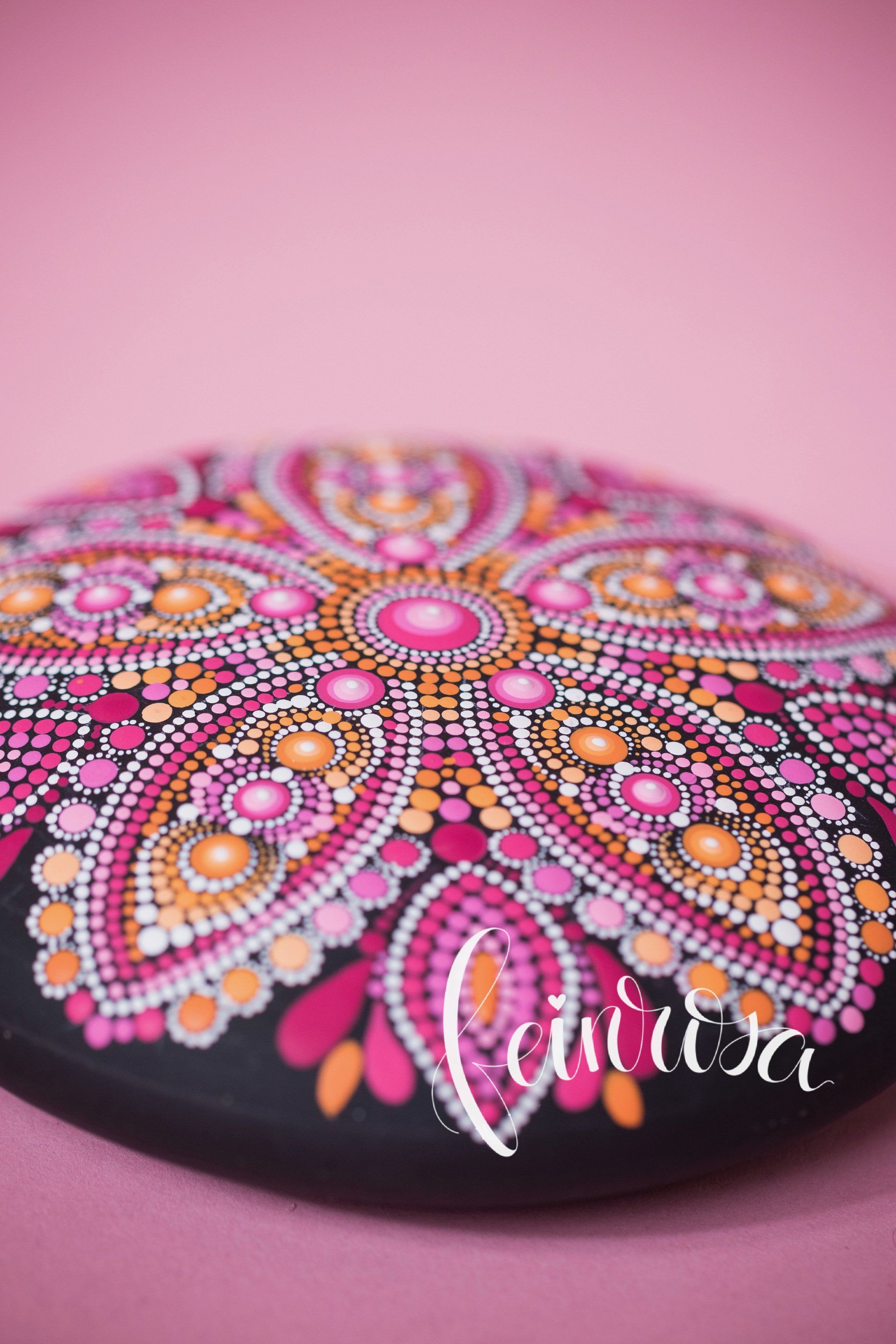 Mandala-Stein mit Blütenblättern in pink und rosa.Dot-.Painting. Handbemalte Steine und Mandala-Steine von Künstlerin Anja Gries, ©feinrosa.