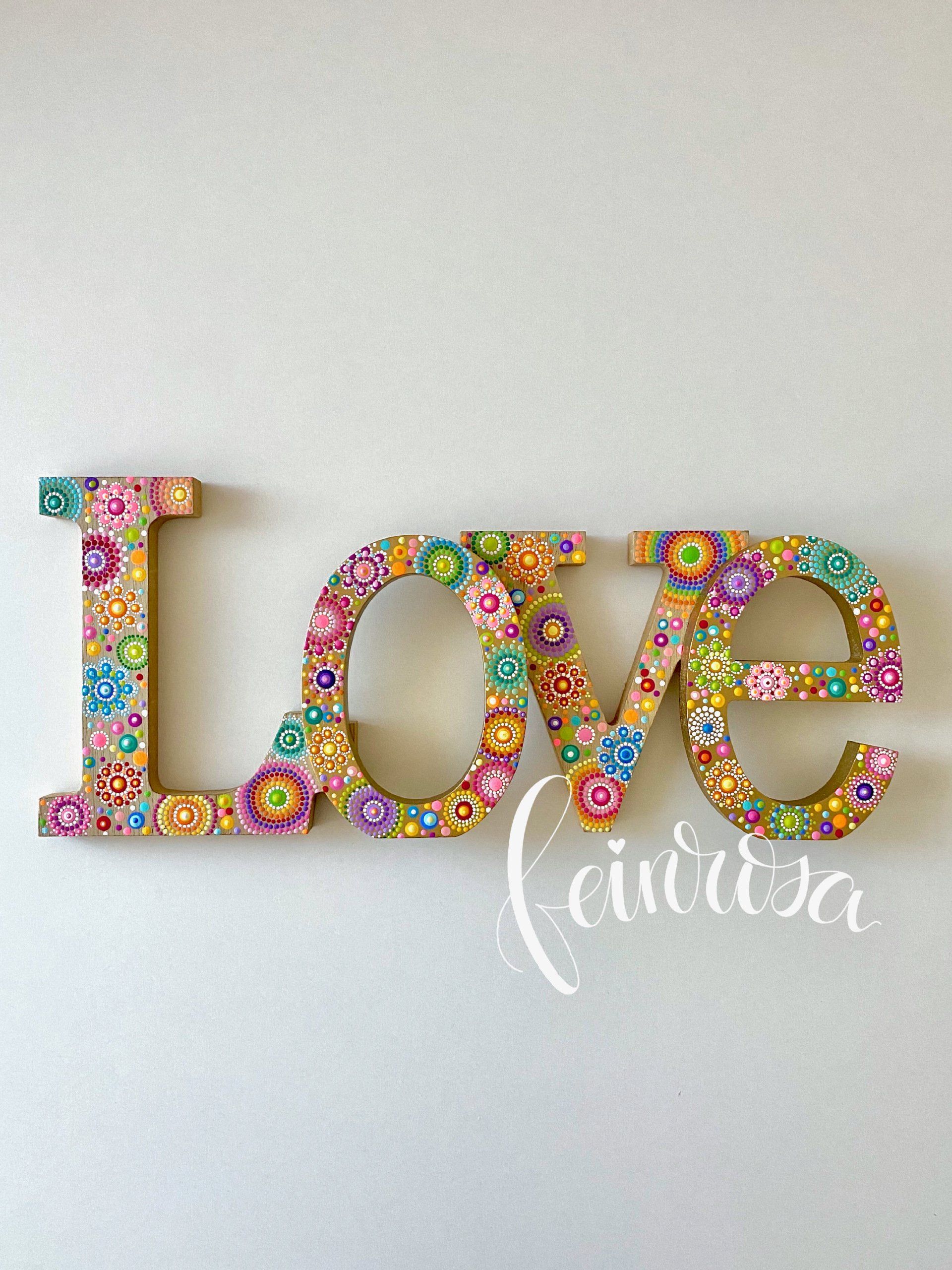 Love. Handgemalte Holzbuchstaben. Dot-.Painting. Handbemalte Steine und Mandala-Steine von Künstlerin Anja Gries, ©feinrosa.