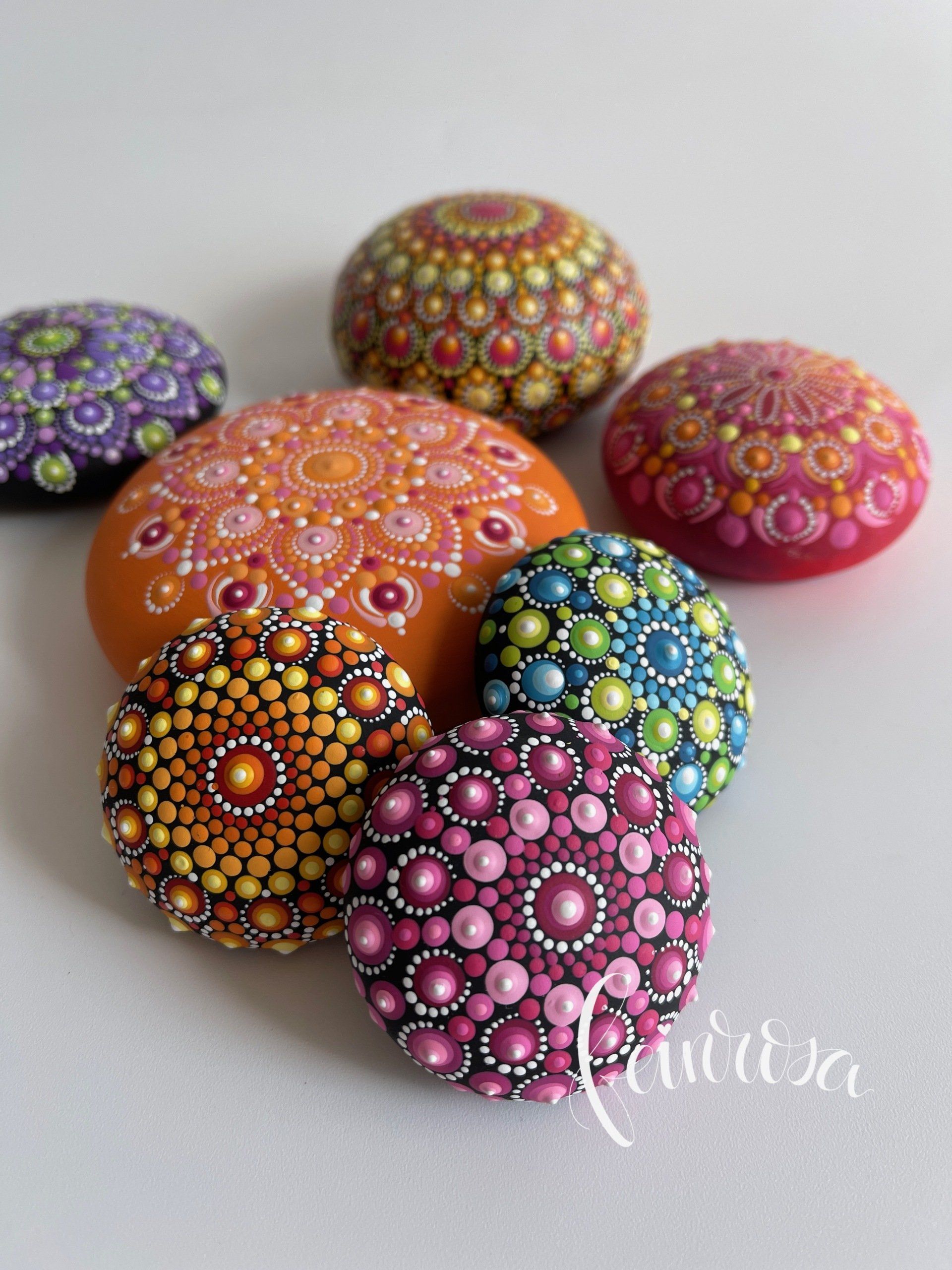 Bunt grundierte Mandala-Steine. Dot-.Painting. Handbemalte Steine und Mandala-Steine von Künstlerin Anja Gries, ©feinrosa.