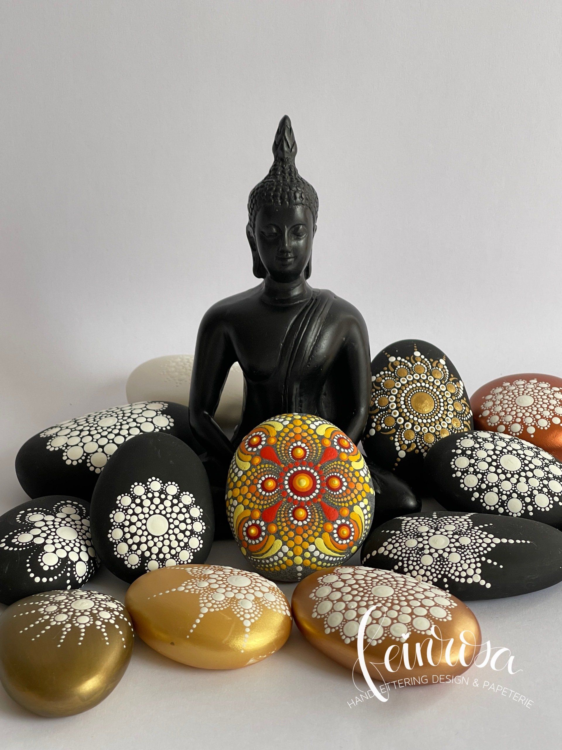 Punktmalerei von Natursteinen in warmen Farben. ©feinrosa. Handbemalte Kugeln mit Polka Dots. Dot-Painting. Handbemalte Steine und Mandala-Steine von Künstlerin Anja Gries, ©feinrosa.