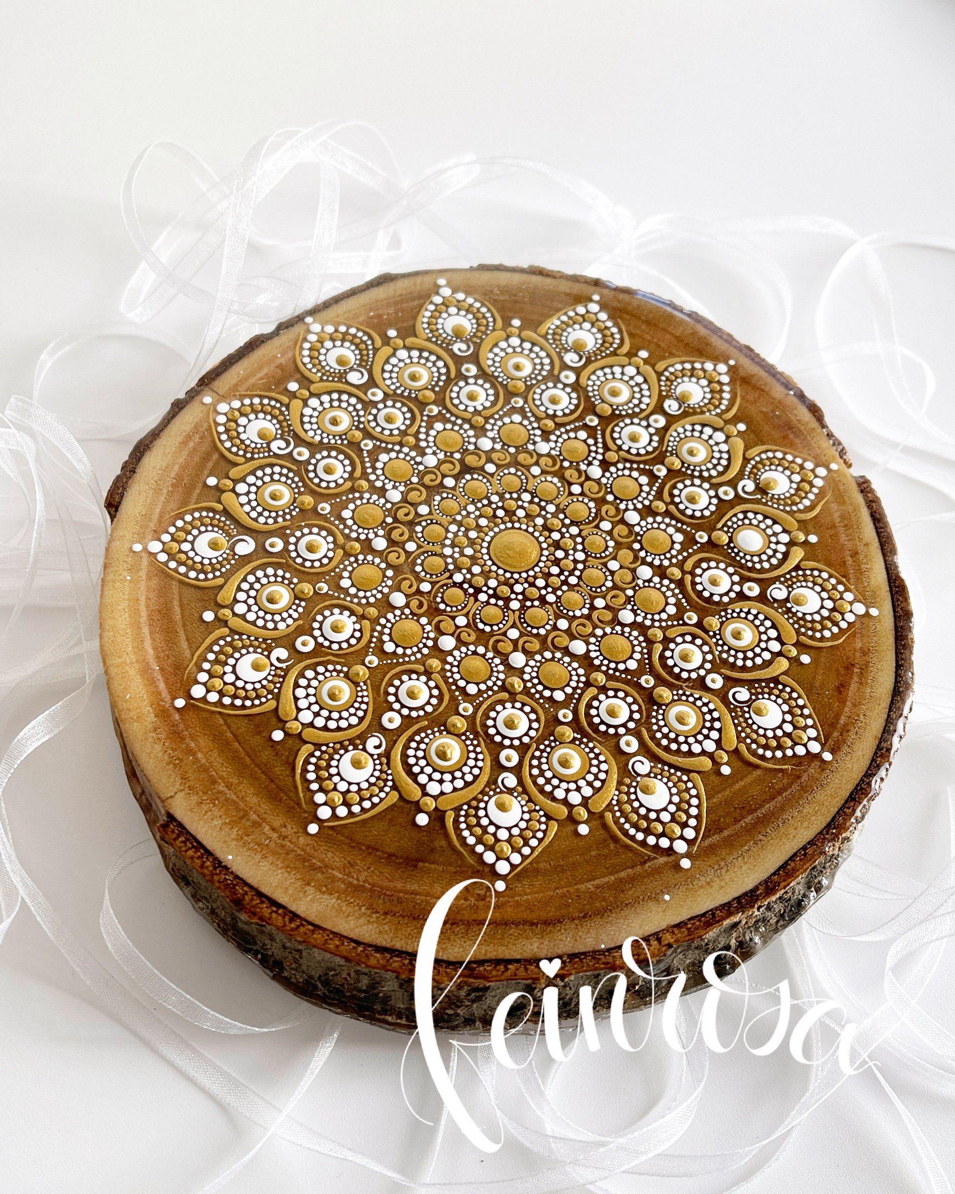 Baumscheibe mit Dot-Painting bemalt. Dot-Painting. Handbemalte Steine und Mandala-Steine von Künstlerin Anja Gries, ©feinrosa.