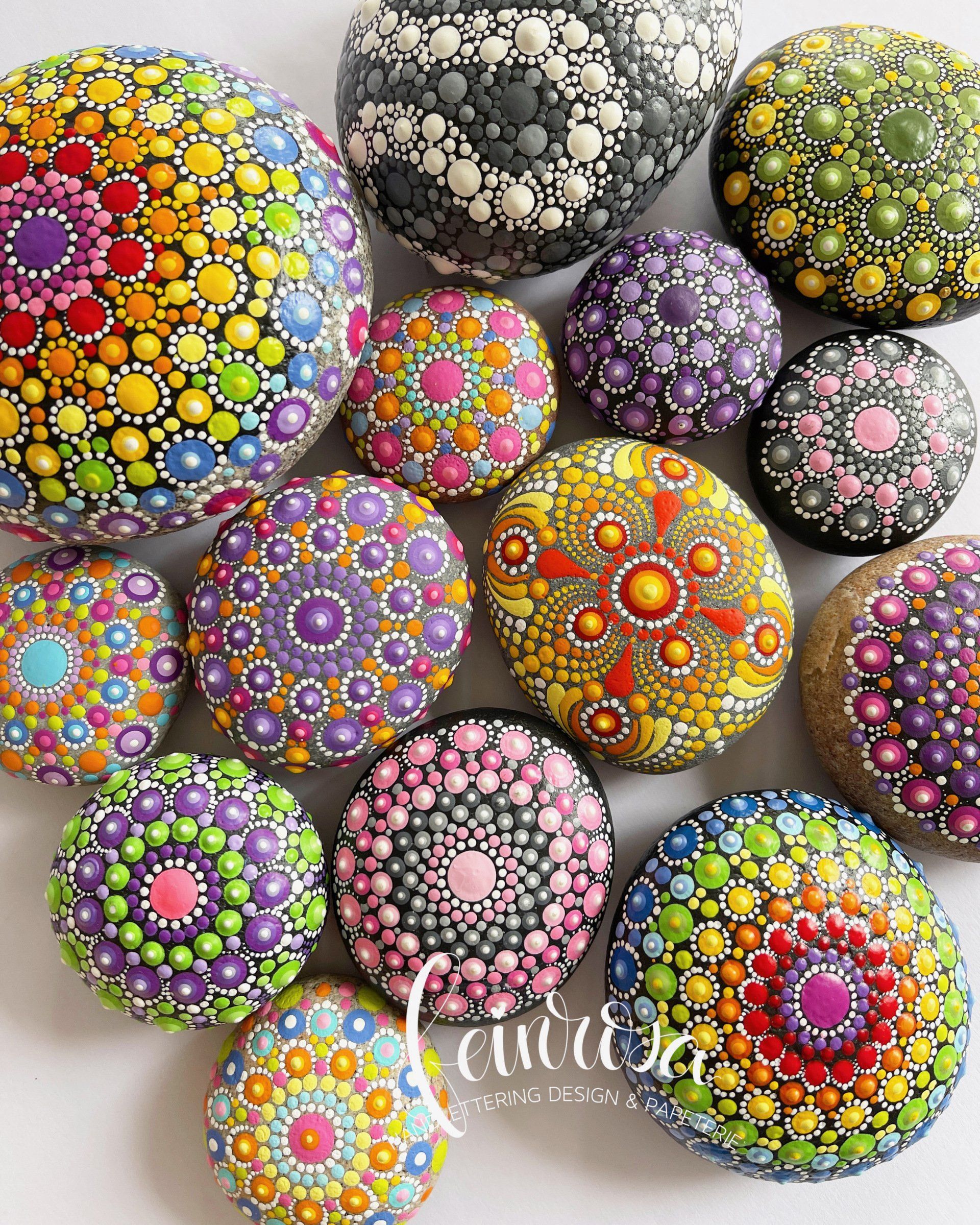 Dot-.Painting. Handbemalte Steine und Mandala-Steine von Künstlerin Anja Gries, ©feinrosa.