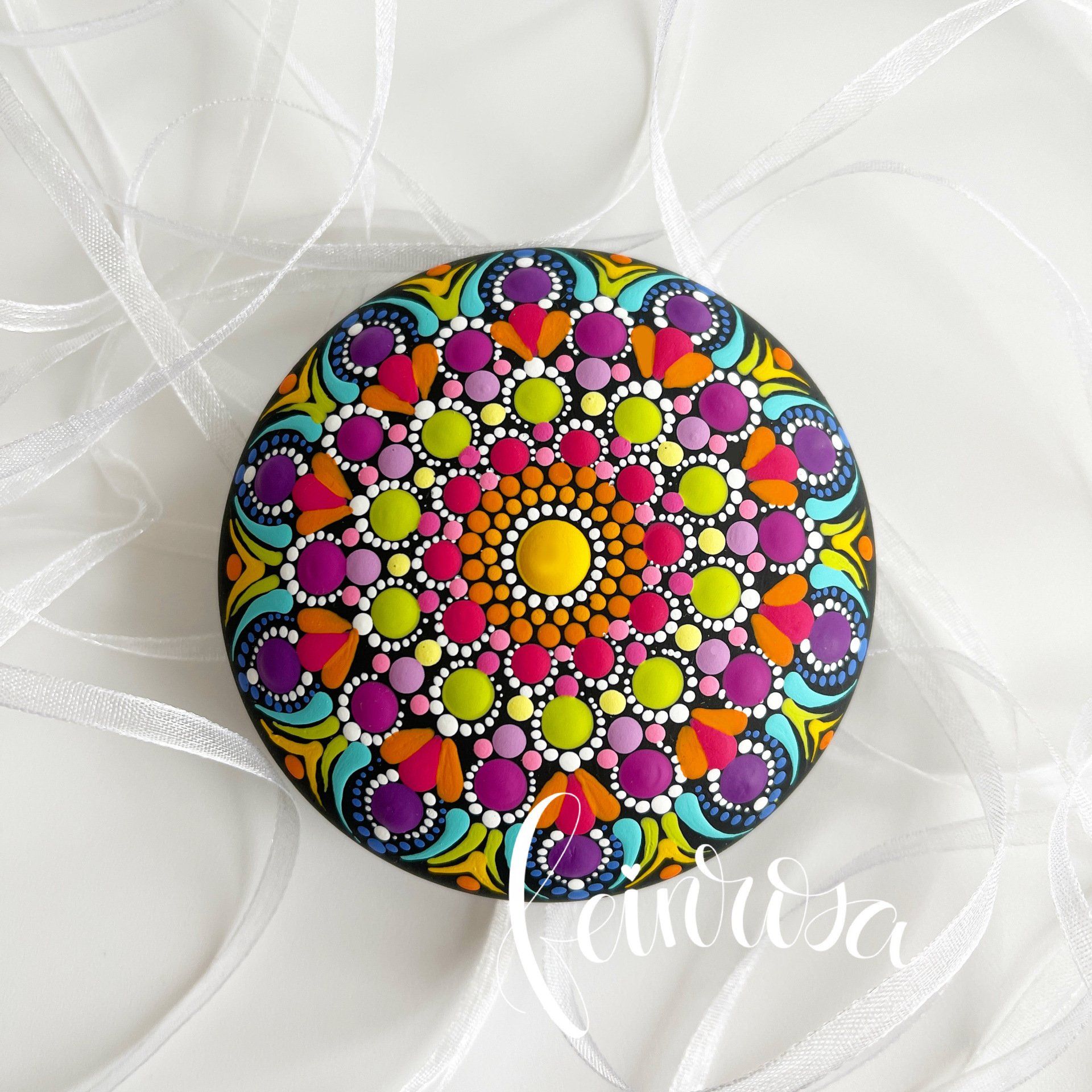 Bunter Mandala-Stein.Dot-.Painting. Handbemalte Steine und Mandala-Steine von Künstlerin Anja Gries, ©feinrosa.