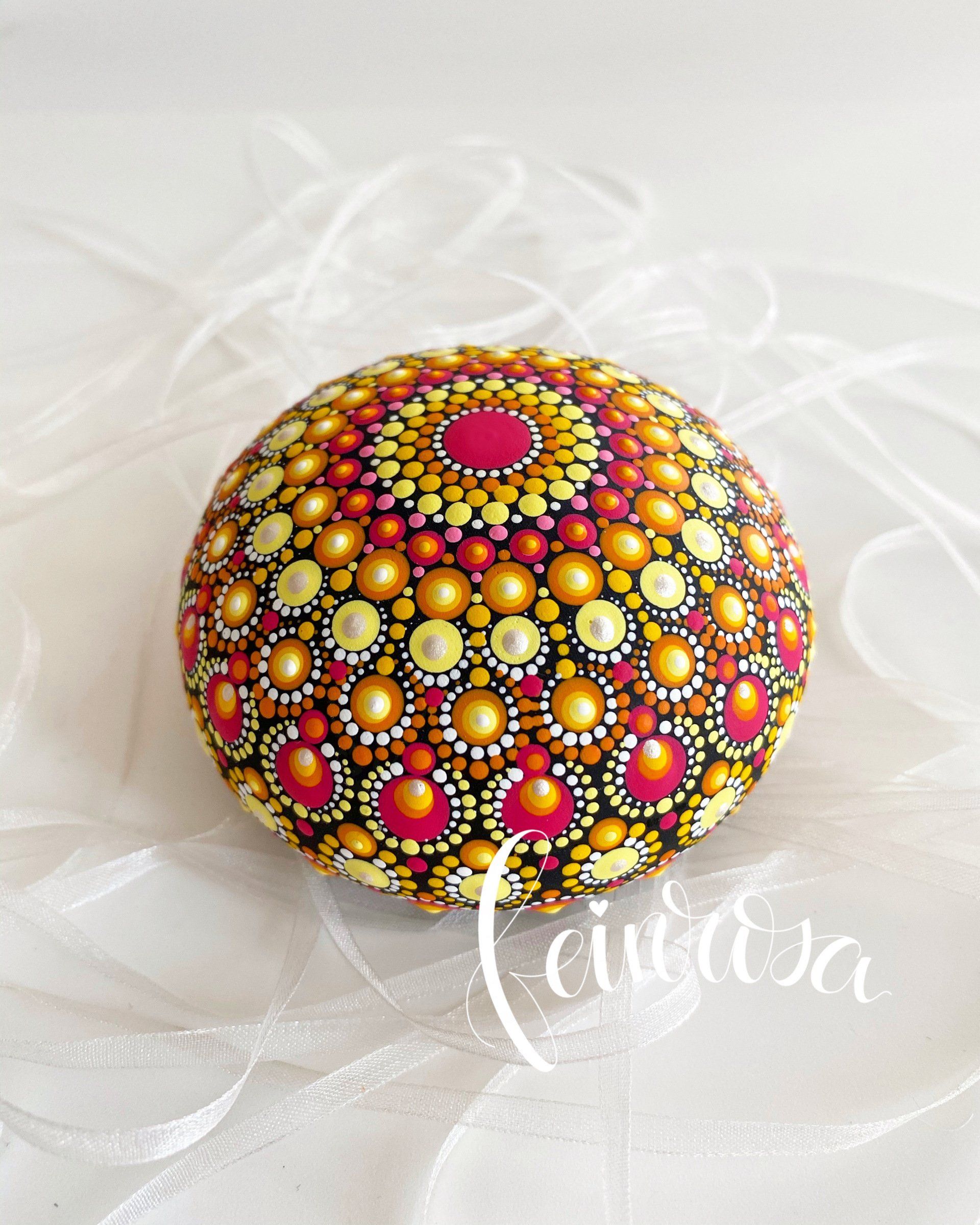 Handgemalter Mandala-Stein in Gelbtönen, Orange und Rot. Maltechnik Dot-Painting, Punktmalerei. Handbemalter Mandala-Stein-Rohling.Künstlerin Anja Gries, ©feinrosa,