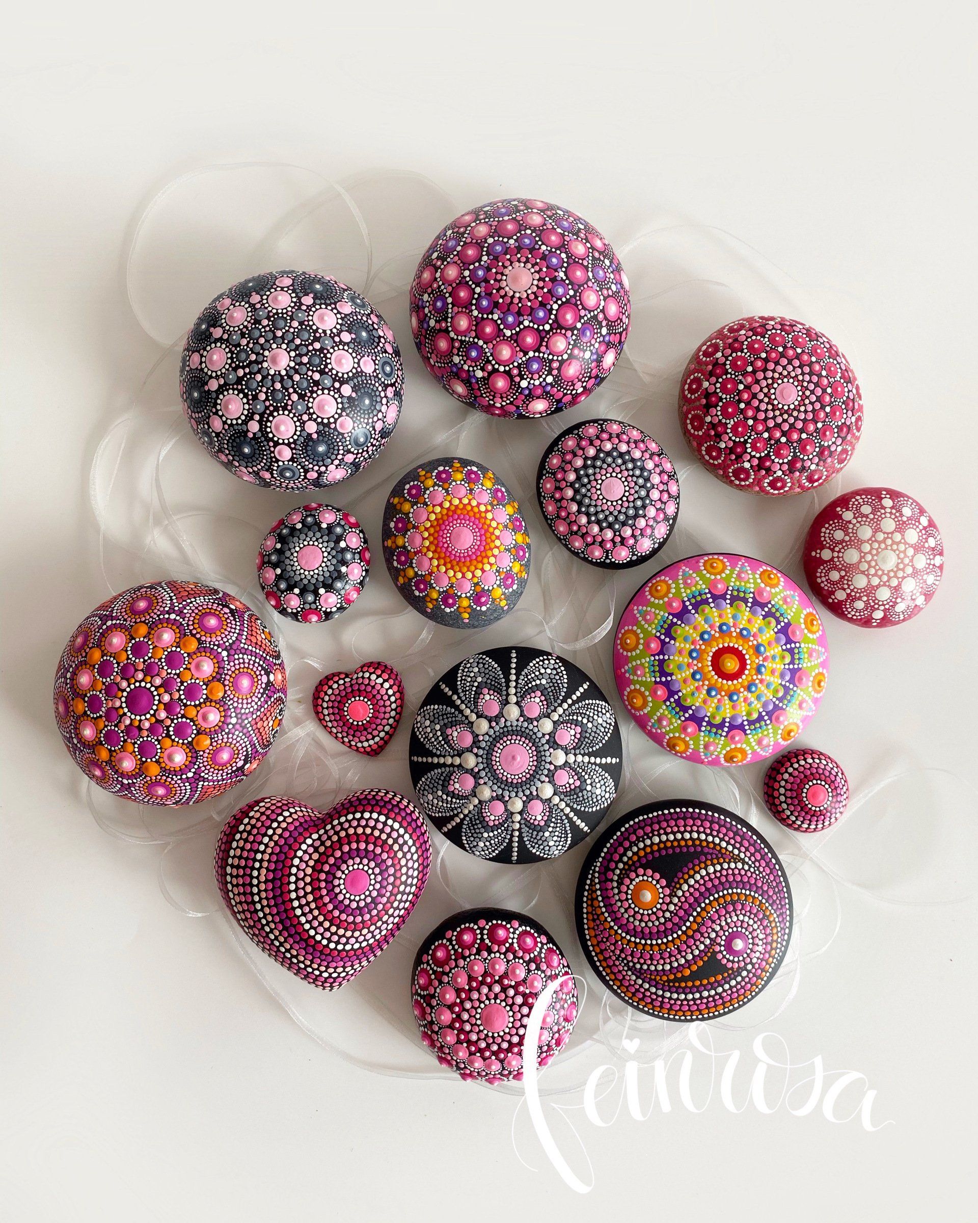 Bunte Mandala-Steine in rosa und pinkt. Gemalt mit Dotting-Tools und Acrylfarben. Mandala-Steine und Yang-Meditationssteine in den Farbtönen pink, rosa, orange und Lila. Künstlerin Anja Gries, ©feinrosa