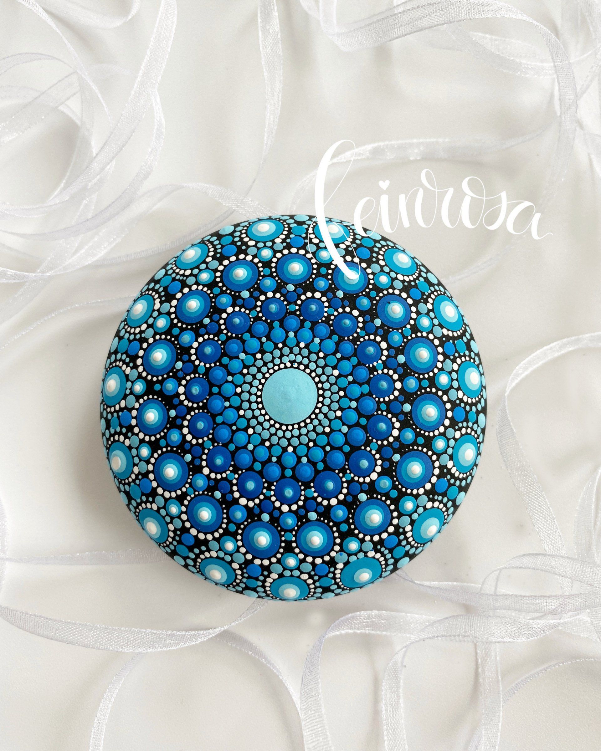 Blauer Mandala-Stein. Farbpünktchen aus Acrylfarben verzaubern diesen handbemalten Mandala-Stein. Dot-Painting lernen mit Dotting-Tools.