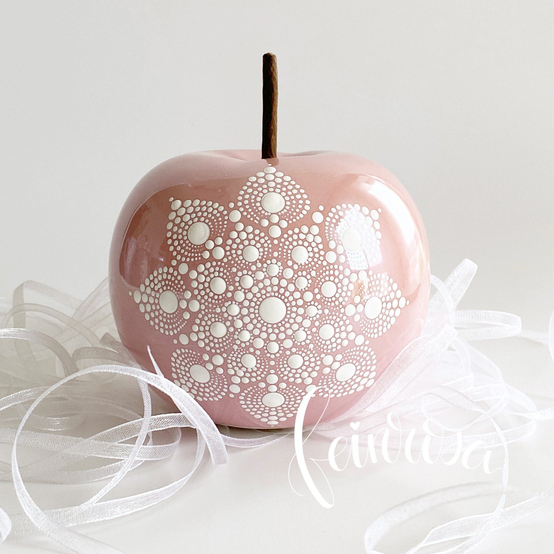 Handgemalter Porzellan-Apfel in rosa und weiß. Dot-.Painting. Handbemalte Steine und Mandala-Steine von Künstlerin Anja Gries, ©feinrosa.