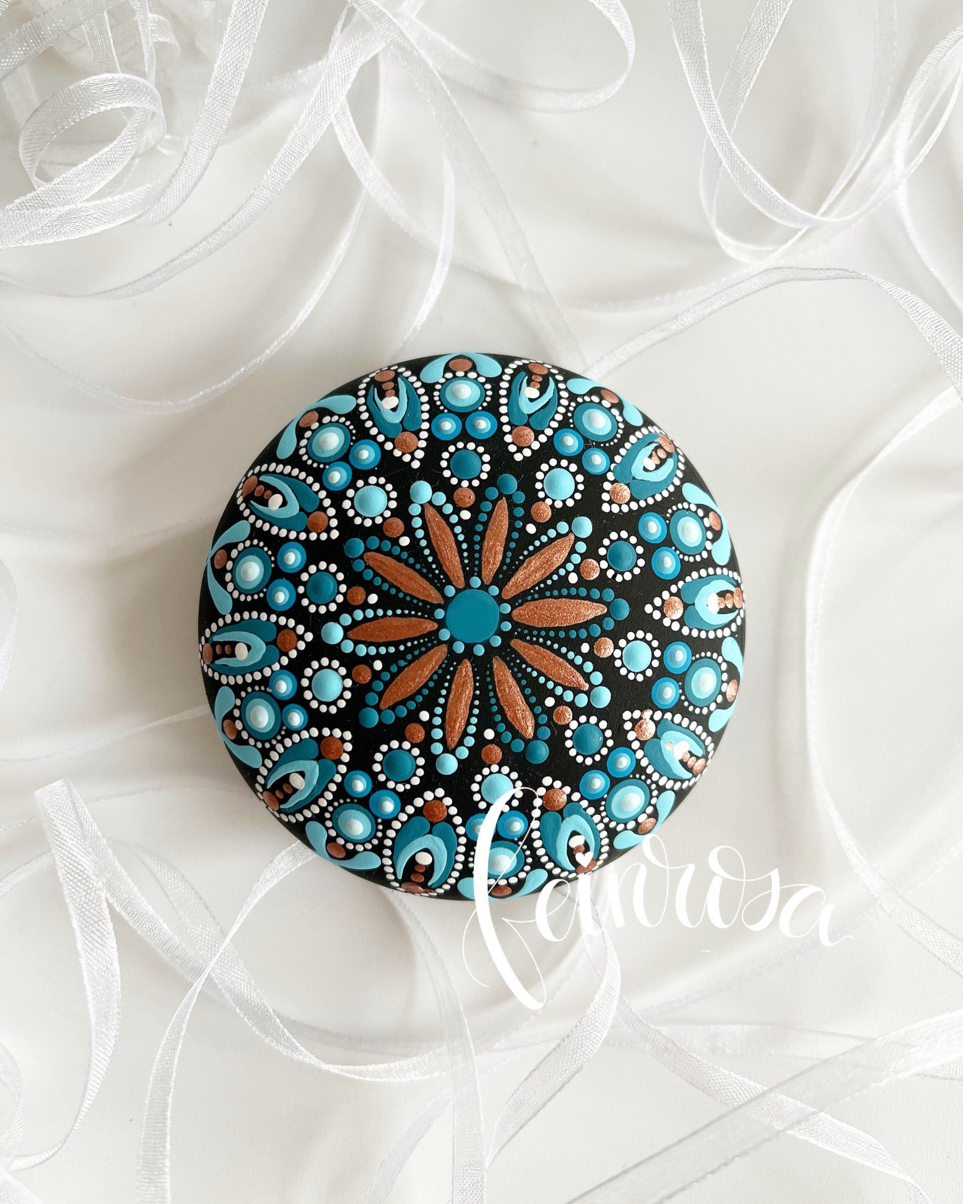 Mandala-Stein in Blau und Kupfer.Dot-.Painting. Handbemalte Steine und Mandala-Steine von Künstlerin Anja Gries, ©feinrosa.