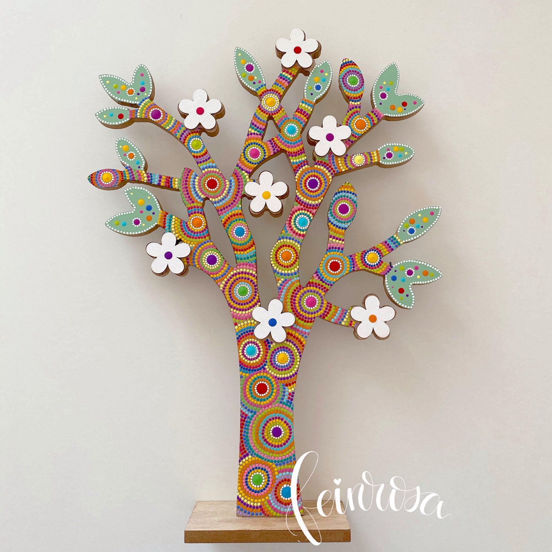 Holzbaum, handbemalt mit vielen bunten Mandala-Blumen. Dot-.Painting. Handbemalte Steine und Mandala-Steine von Künstlerin Anja Gries, ©feinrosa.