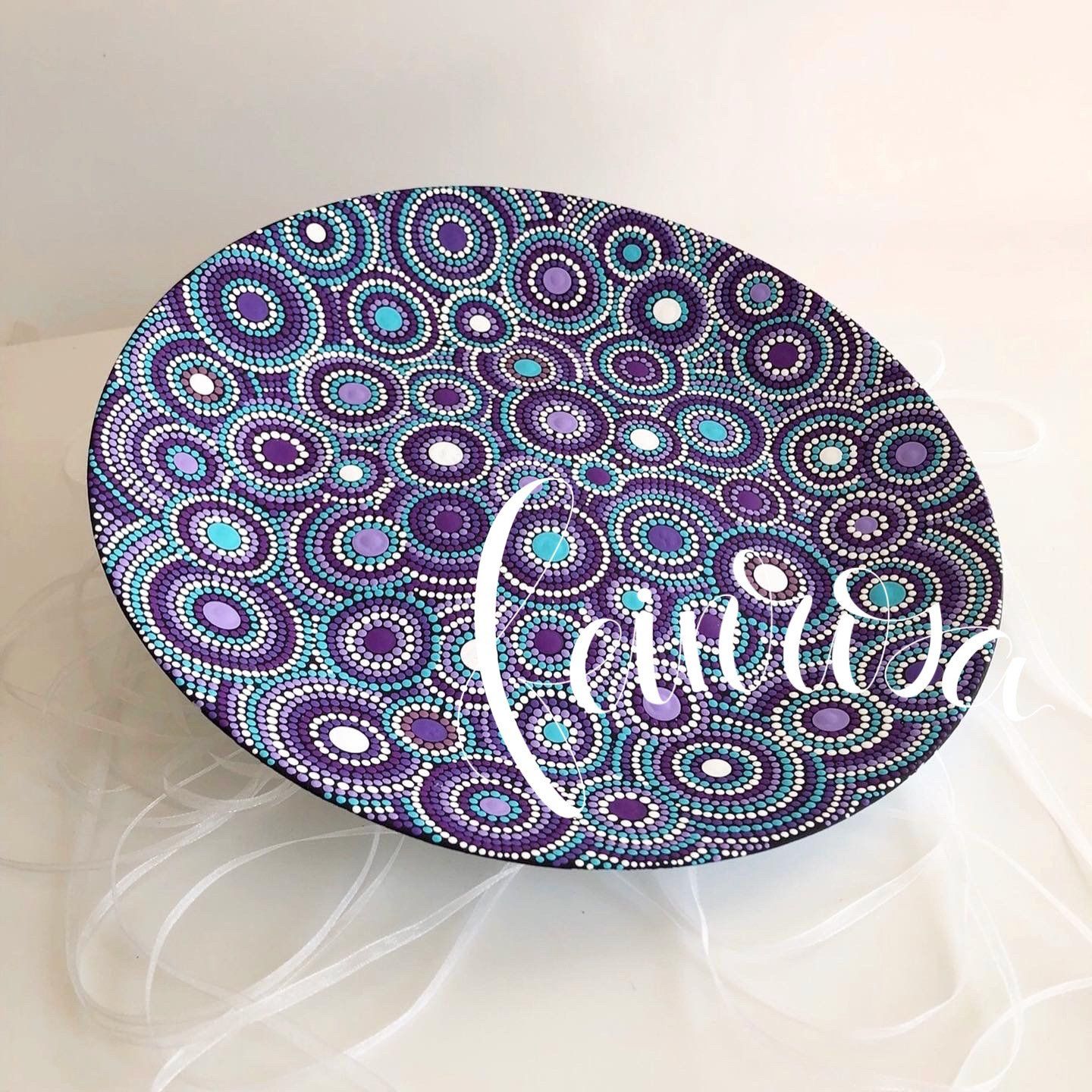 Porzellanschale mit Mandala-Kunst hand bemalt. Handbemalte Kugeln mit Polka Dots. Dot-Painting. Handbemalte Steine und Mandala-Steine von Künstlerin Anja Gries, ©feinrosa.