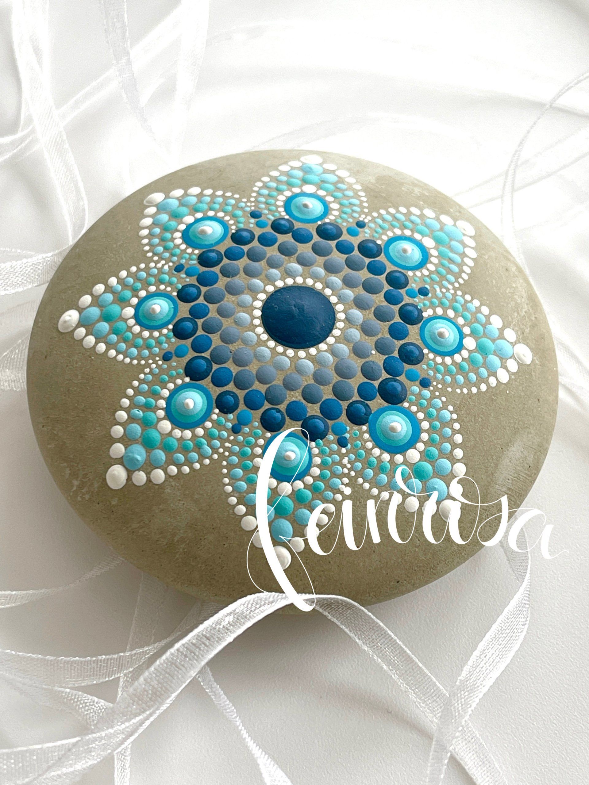 Mandala-Stein aus Beton. Dot-Painting. Handbemalte Steine und Mandala-Steine von Künstlerin Anja Gries, ©feinrosa.