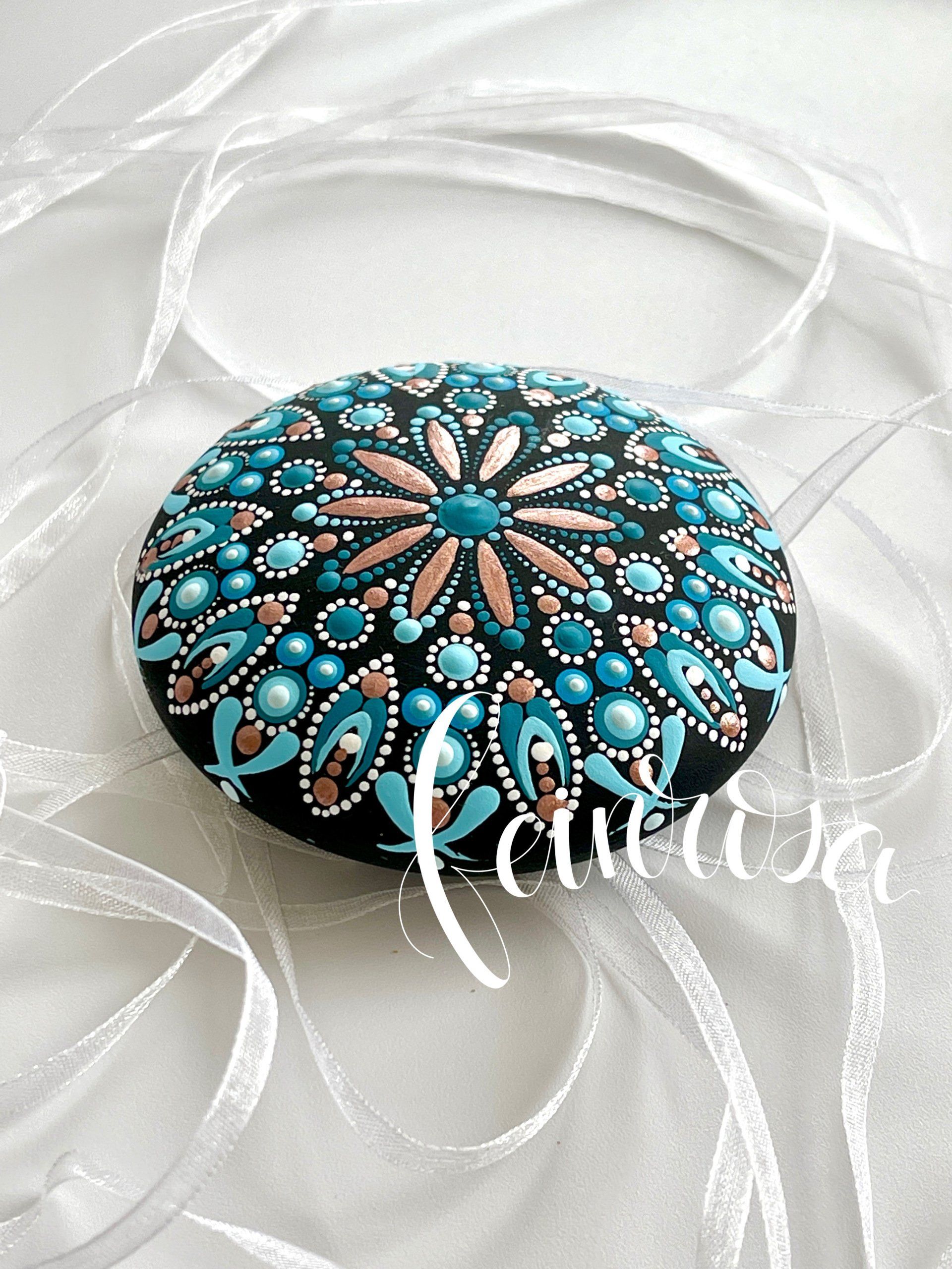 Türkieser Mandala-Stein mit Kupfer. Dot-Painting. Handbemalte Steine und Mandala-Steine von Künstlerin Anja Gries, ©feinrosa.