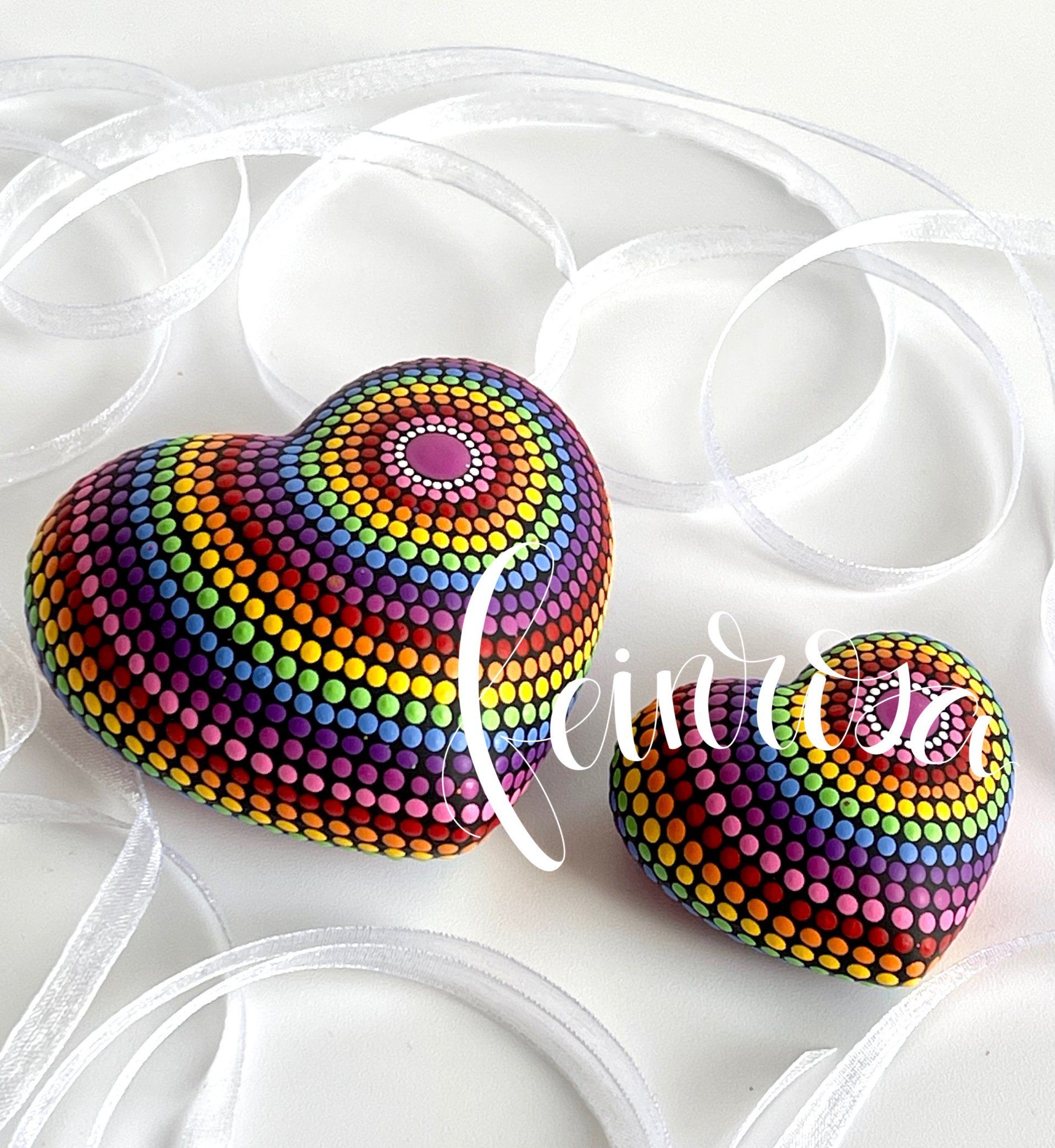 Mandala-Herzen in Regenbogenfarben. Dot-Painting. Handbemalte Steine und Mandala-Steine von Künstlerin Anja Gries, ©feinrosa.