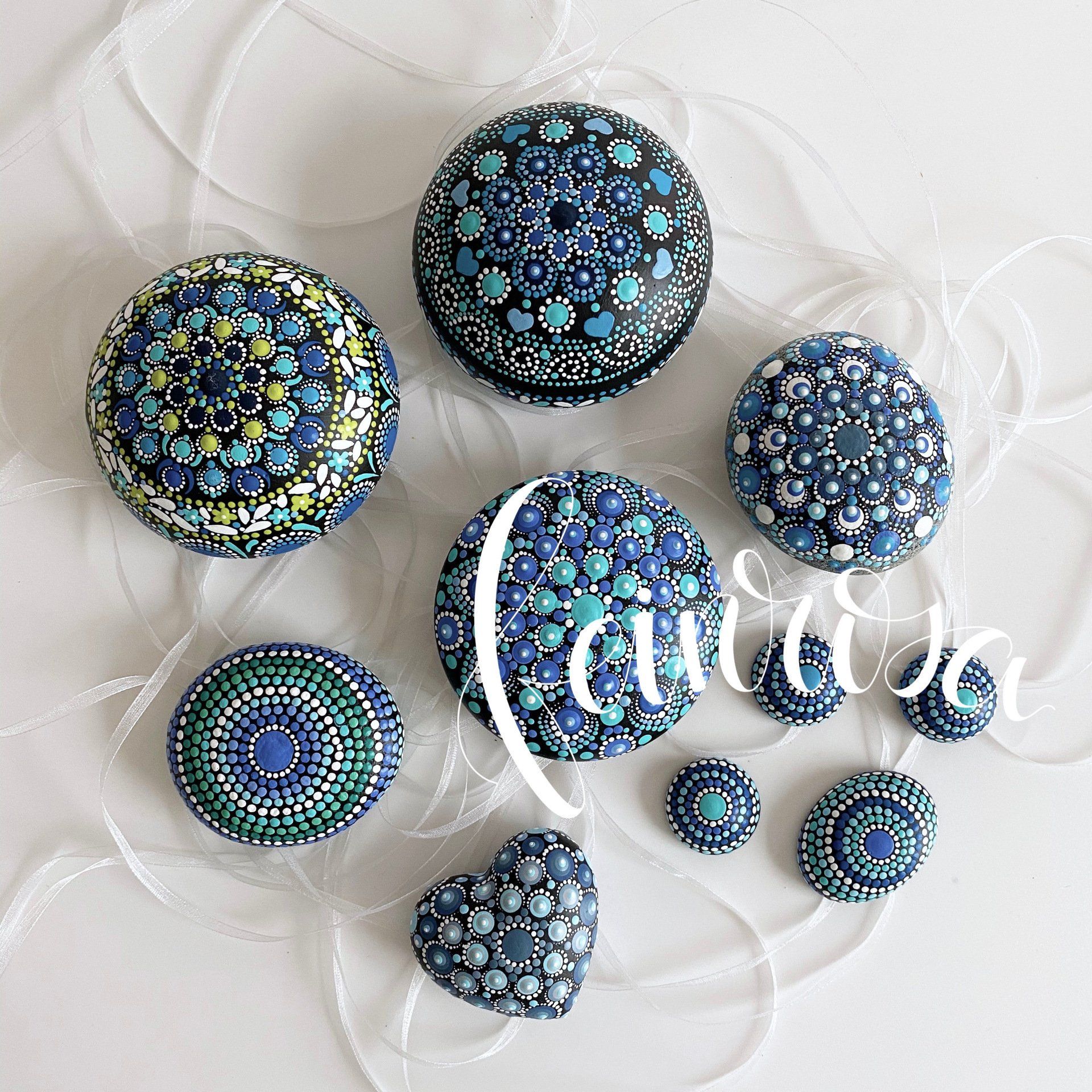 Mandala-Steine in Blau. Dot-Painting. Handbemalte Steine und Mandala-Steine von Künstlerin Anja Gries, ©feinrosa.