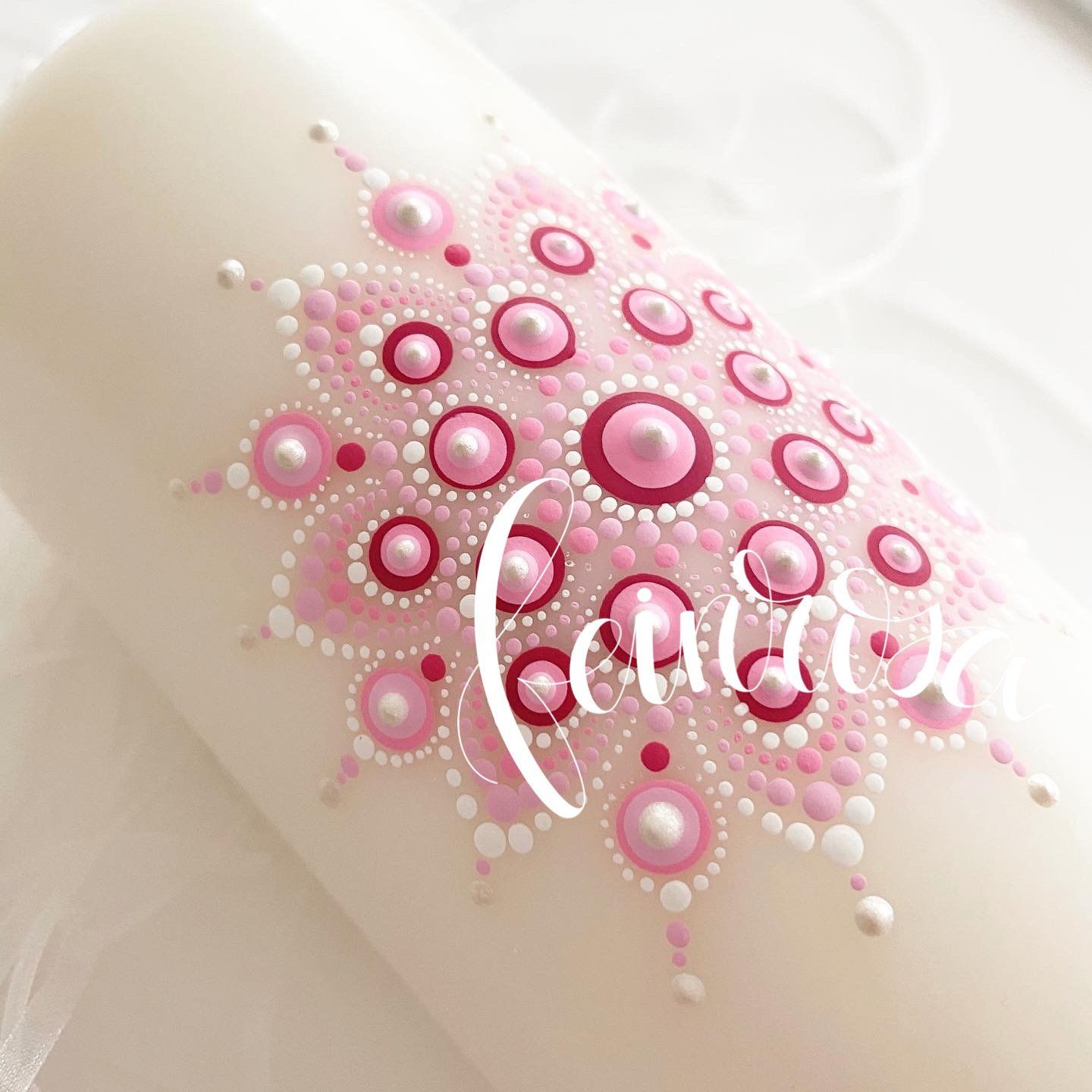 Rosa bemalte Kerze mit Mandala-Kunst. Dot-Painting. Handbemalte Steine und Mandala-Steine von Künstlerin Anja Gries, ©feinrosa.