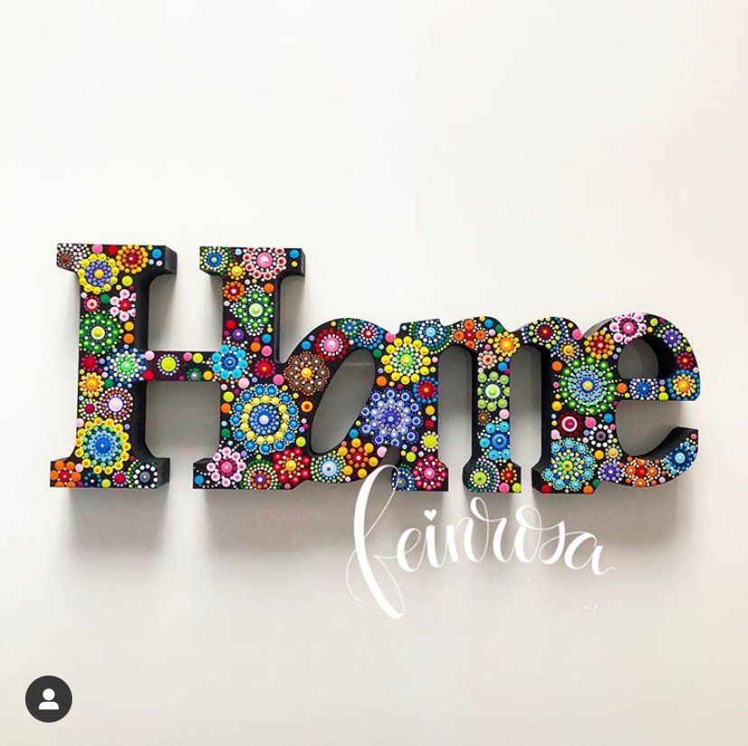 Handbemalte Holzbuchstaben. Dot-.Painting. Handbemalte Steine und Mandala-Steine von Künstlerin Anja Gries, ©feinrosa.