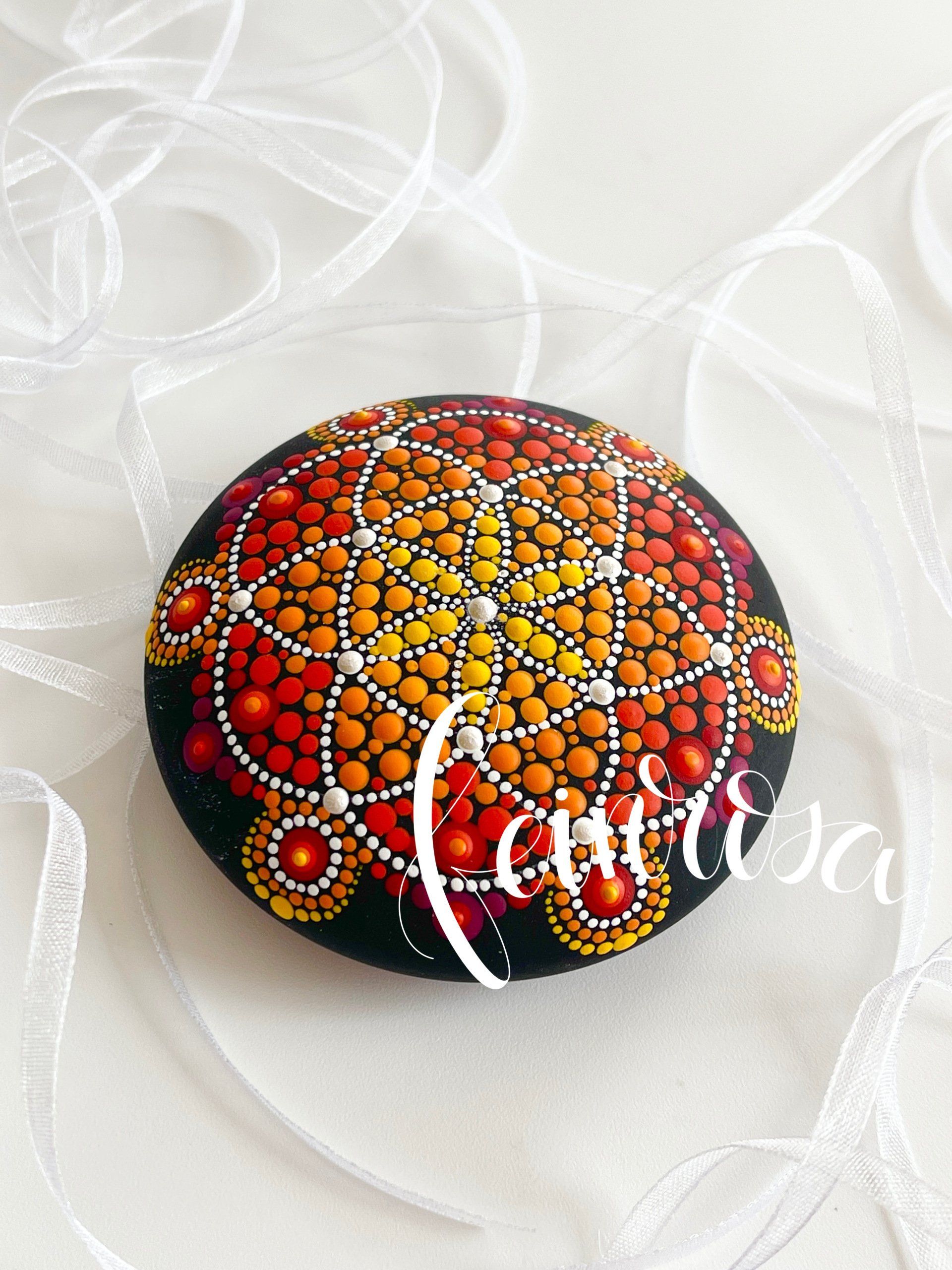 Blume des Lebens handgemalt. Dot-.Painting. Handbemalte Steine und Mandala-Steine von Künstlerin Anja Gries, ©feinrosa.