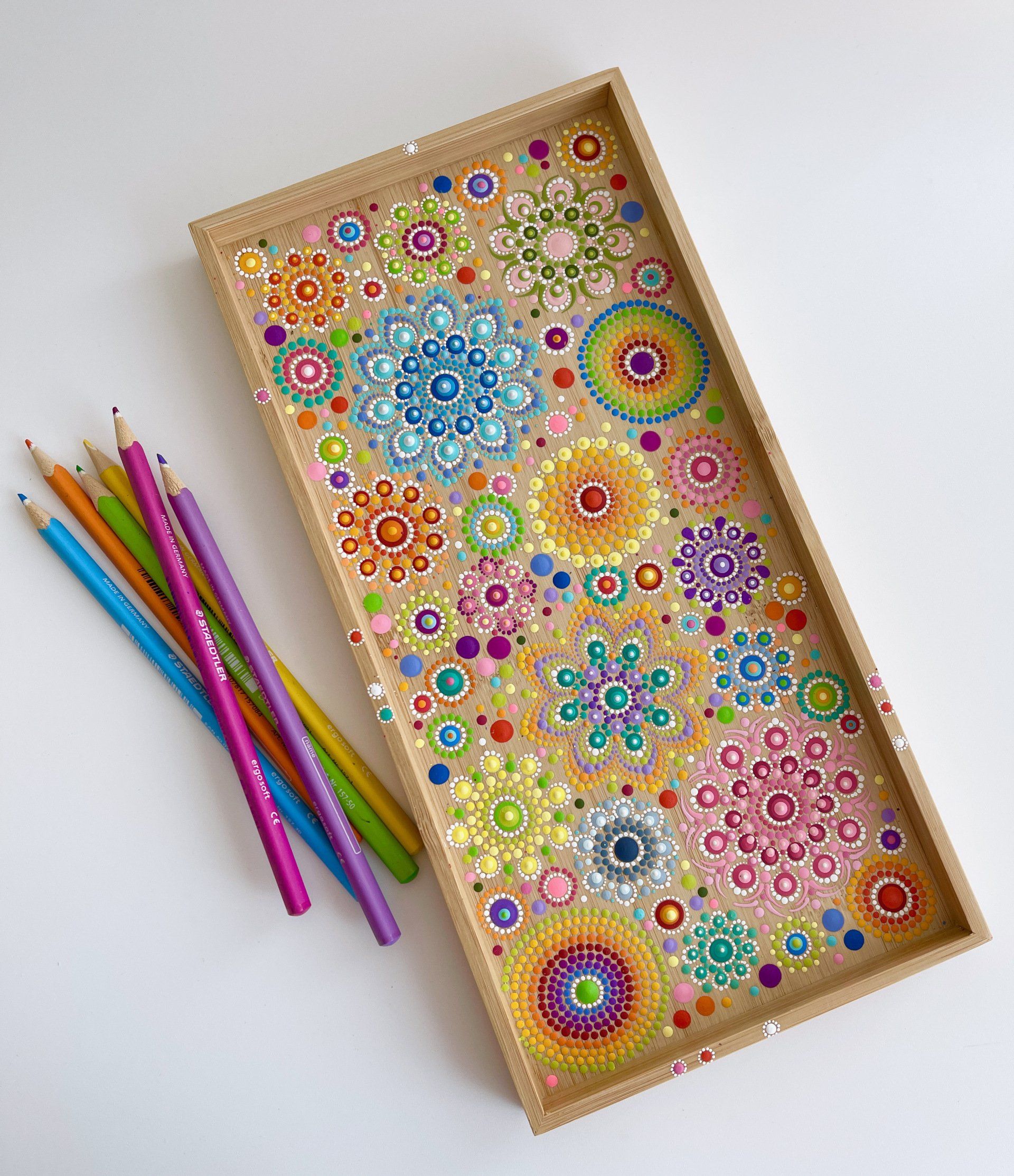 Handbemaltes Holztablett mit Mandalas. Dot-.Painting. Handbemalte Steine und Mandala-Steine von Künstlerin Anja Gries, ©feinrosa.