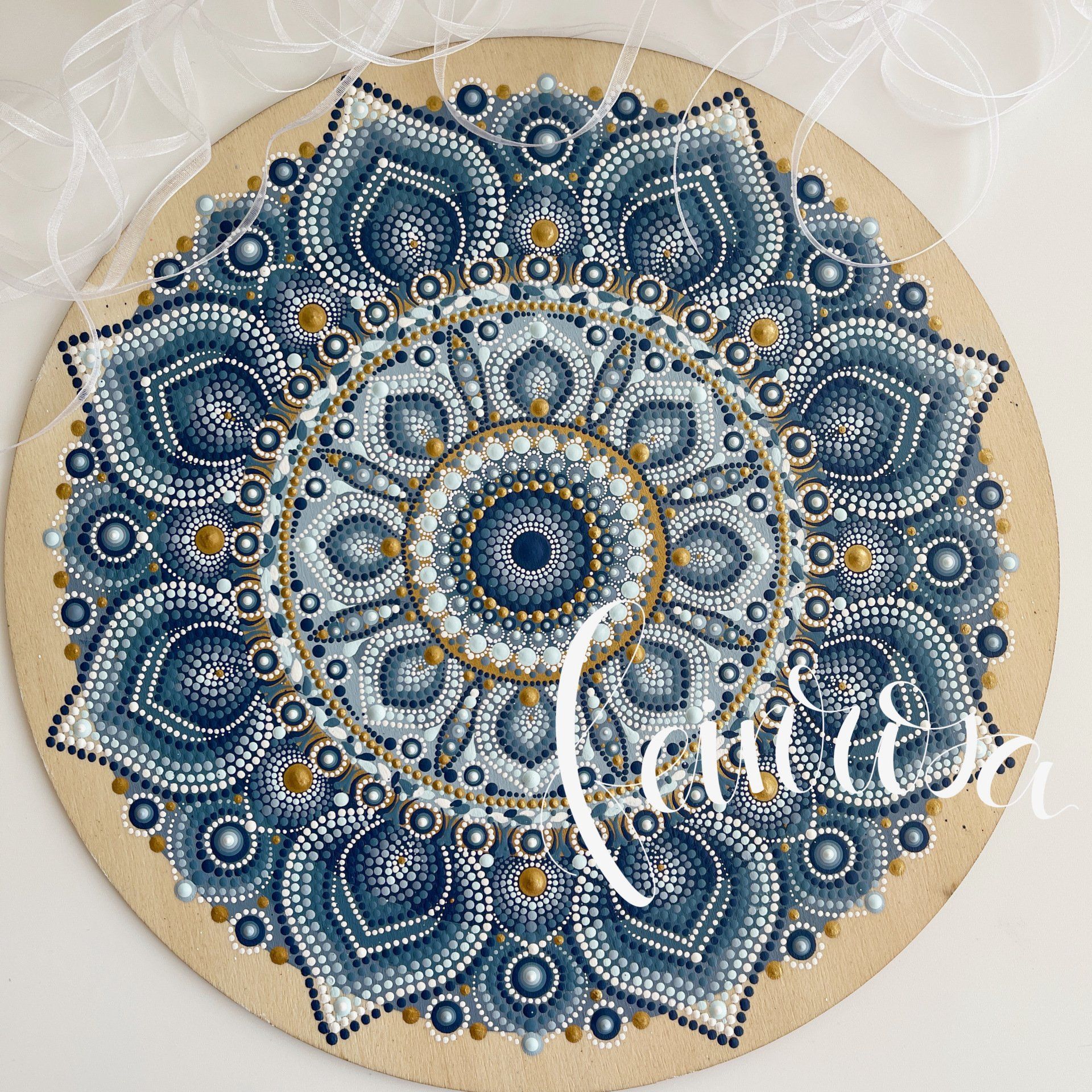 Mandala-Kunstwerk auf Holz. Dot-.Painting. Handbemalte Steine und Mandala-Steine von Künstlerin Anja Gries, ©feinrosa.