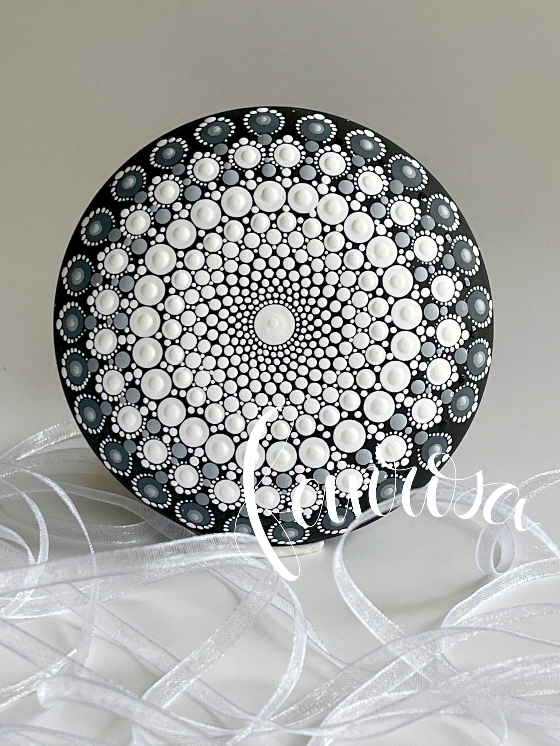 Dot-.Painting. Handbemalte Steine und Mandala-Steine von Künstlerin Anja Gries, ©feinrosa.