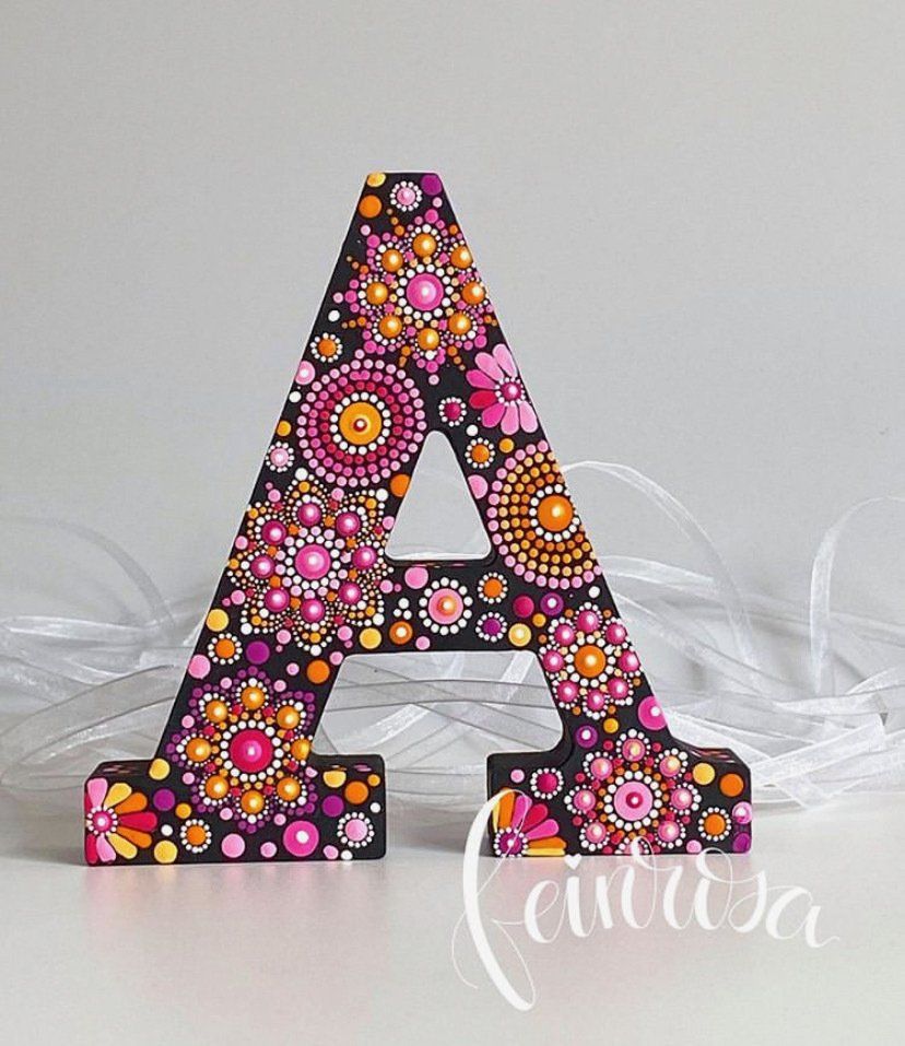 Handbemalte Holzbuchstaben mit Mandalas. Dot-.Painting. Handbemalte Steine und Mandala-Steine von Künstlerin Anja Gries, ©feinrosa.