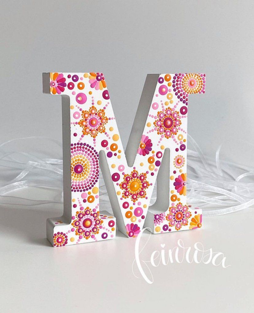 . Handbemalter Holzbuchstabe M. Dot-.Painting. Handbemalte Steine und Mandala-Steine von Künstlerin Anja Gries, ©feinrosa.