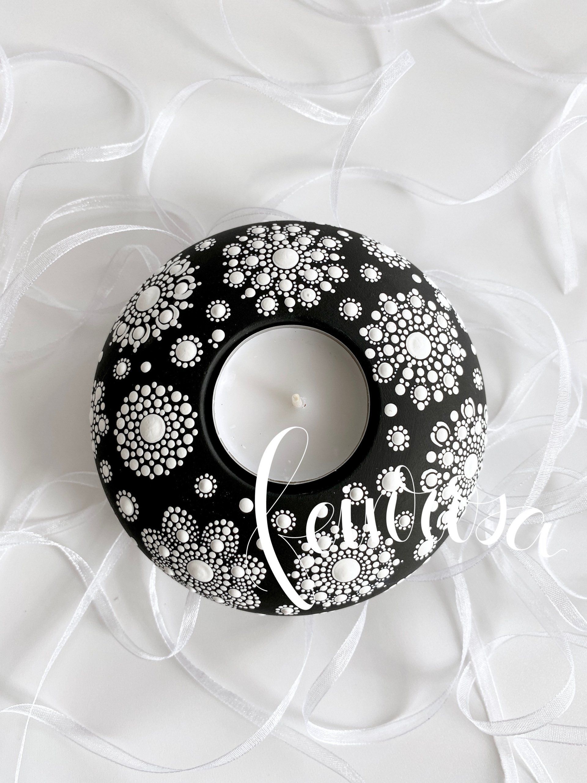 Handbemaltes Teelicht mit Mandalas. Dot-.Painting. Handbemalte Steine und Mandala-Steine von Künstlerin Anja Gries, ©feinrosa.