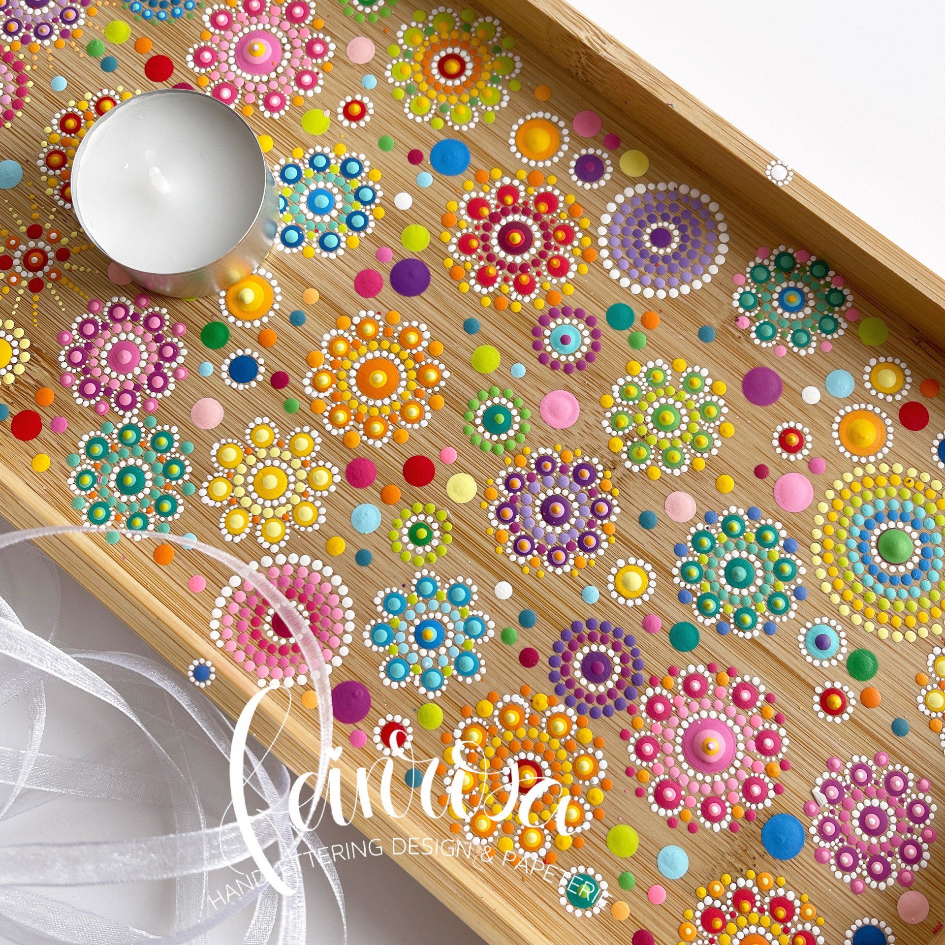 Handgemaltes Home Decor aus Acrylfarben. Bambus Tablett aus vielen bunten Mandalas. Mandala-Blümchen Punkt für Punkt handgemalt auf einem Holztablett. Eine schöne Geschenkidee .
