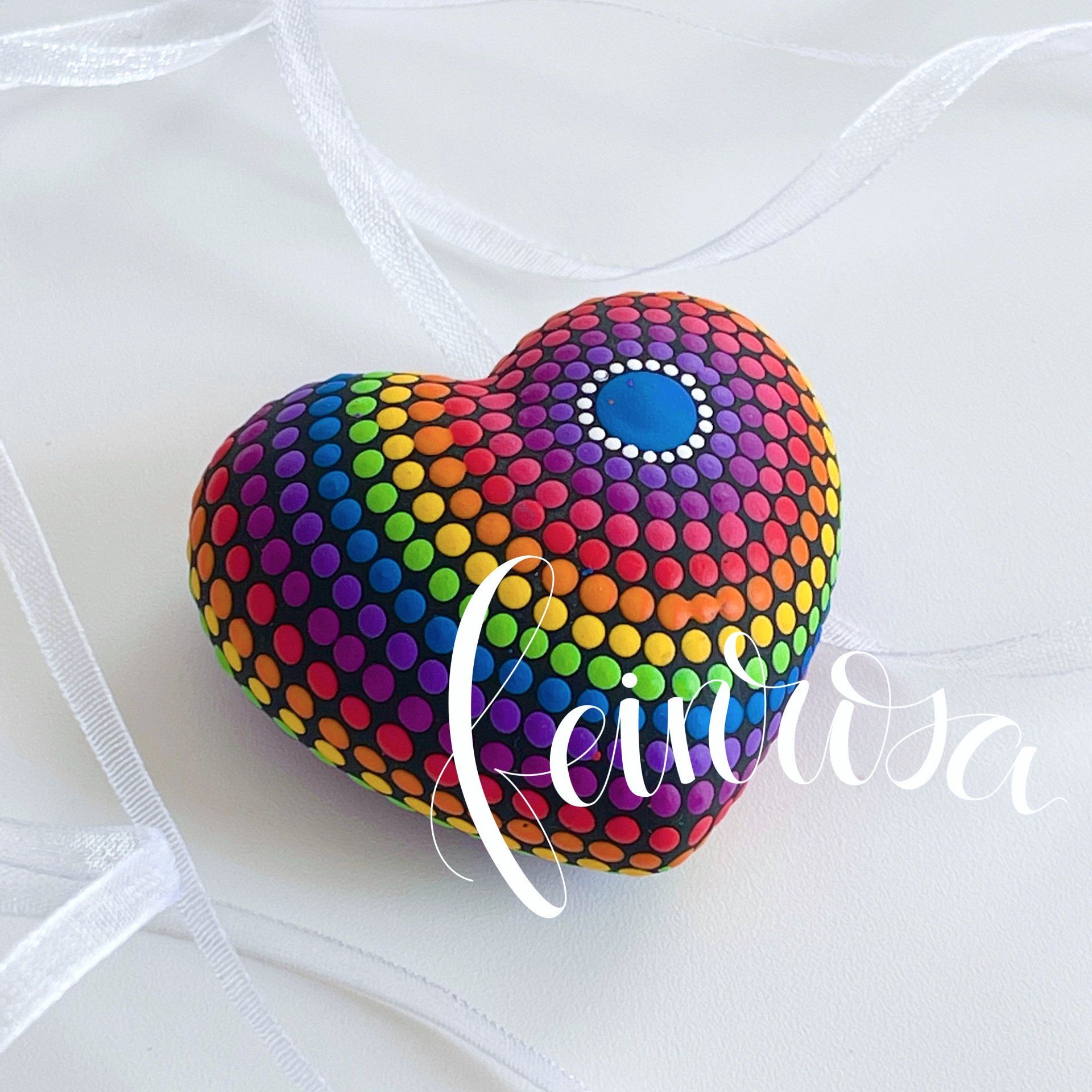 Mandala-Herz in Regenbogenfarben.Dot-.Painting. Handbemalte Steine und Mandala-Steine von Künstlerin Anja Gries, ©feinrosa.