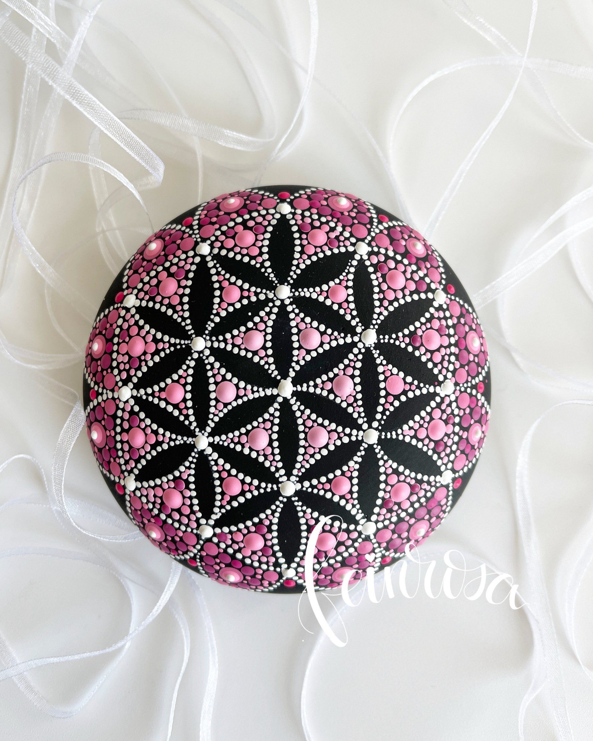 Flower of Life. ©feinrosa. Handbemalte Kugeln mit Polka Dots. Dot-Painting. Handbemalte Steine und Mandala-Steine von Künstlerin Anja Gries, ©feinrosa.