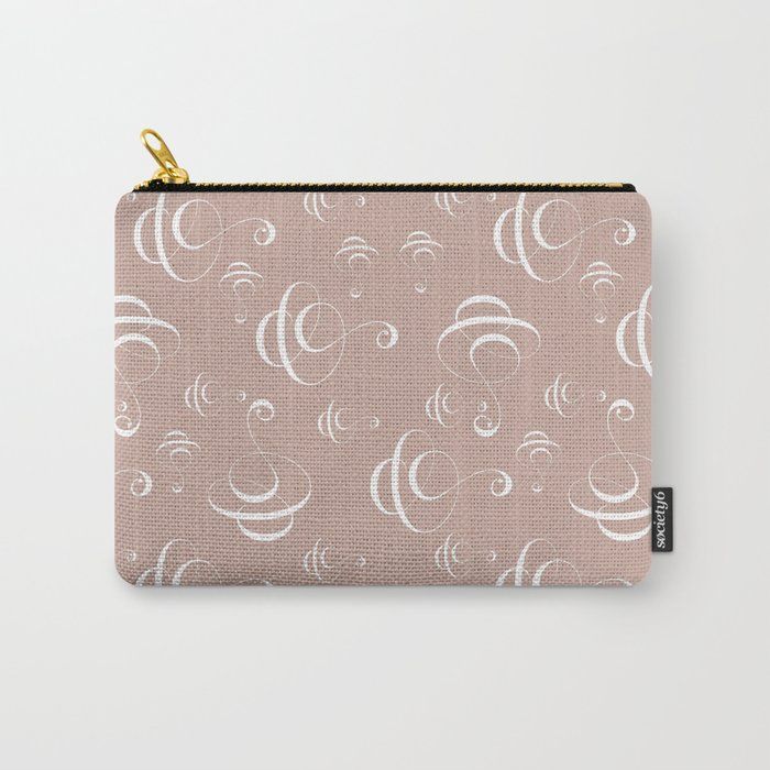 Flache Etui-Tasche. Design by Feinrosa. Das Muster besteht aus einem weißen Kalligrafie-Musterdesign auf beigefarbenem Grund. Das Produktmuster besteht aus weißen, kalligrafischen Design-Elementen, die wie in der Kalligrafie-Kunst feine Linien und breitere Aufstriche zeigen. Das Sommerkleid ist bei Society6 erhältlich.